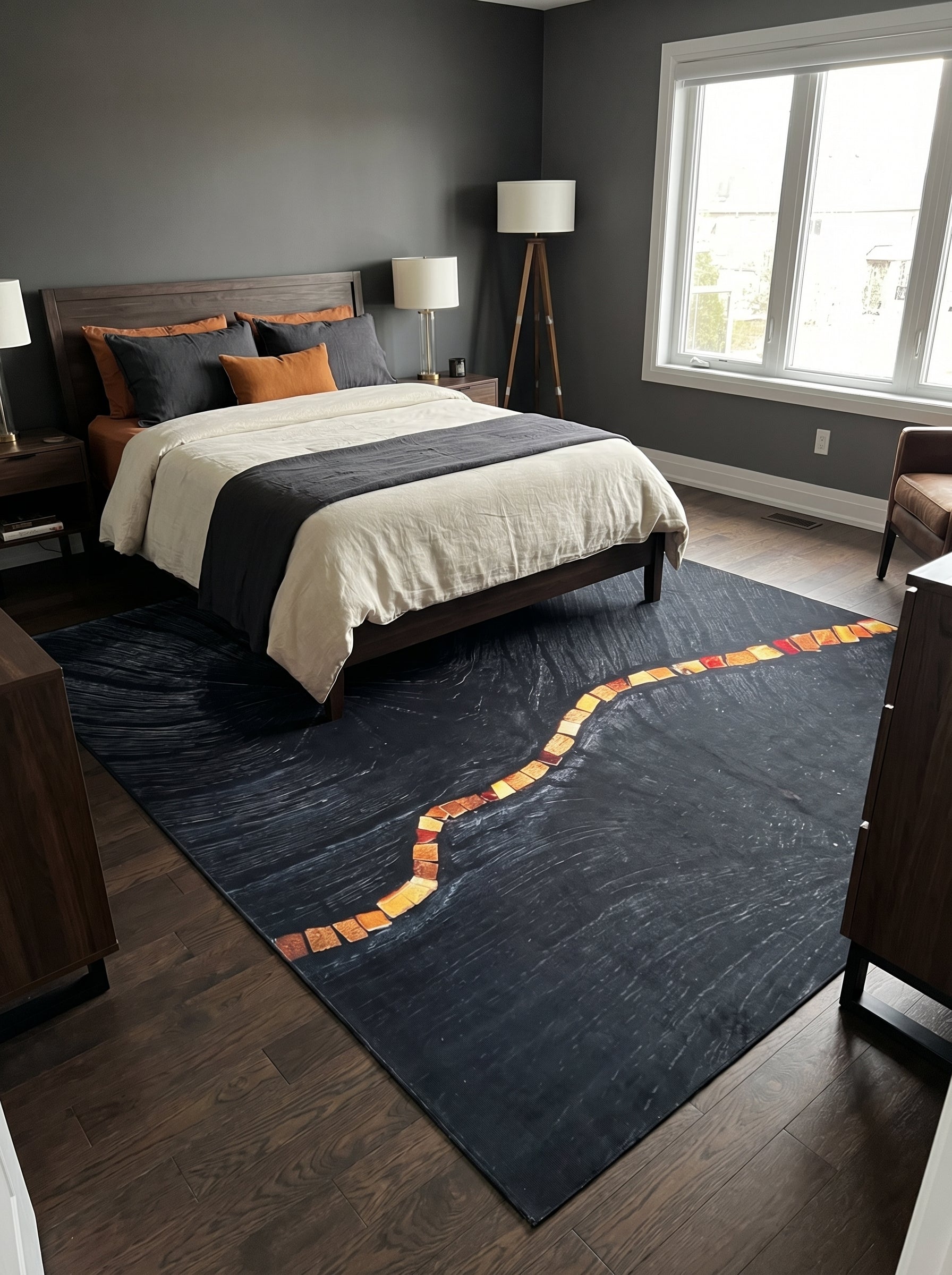 Tapis gris foncé abstrait avec motifs tourbillonnants et sentier de carreaux oranges et rouges lumineux dans une chambre