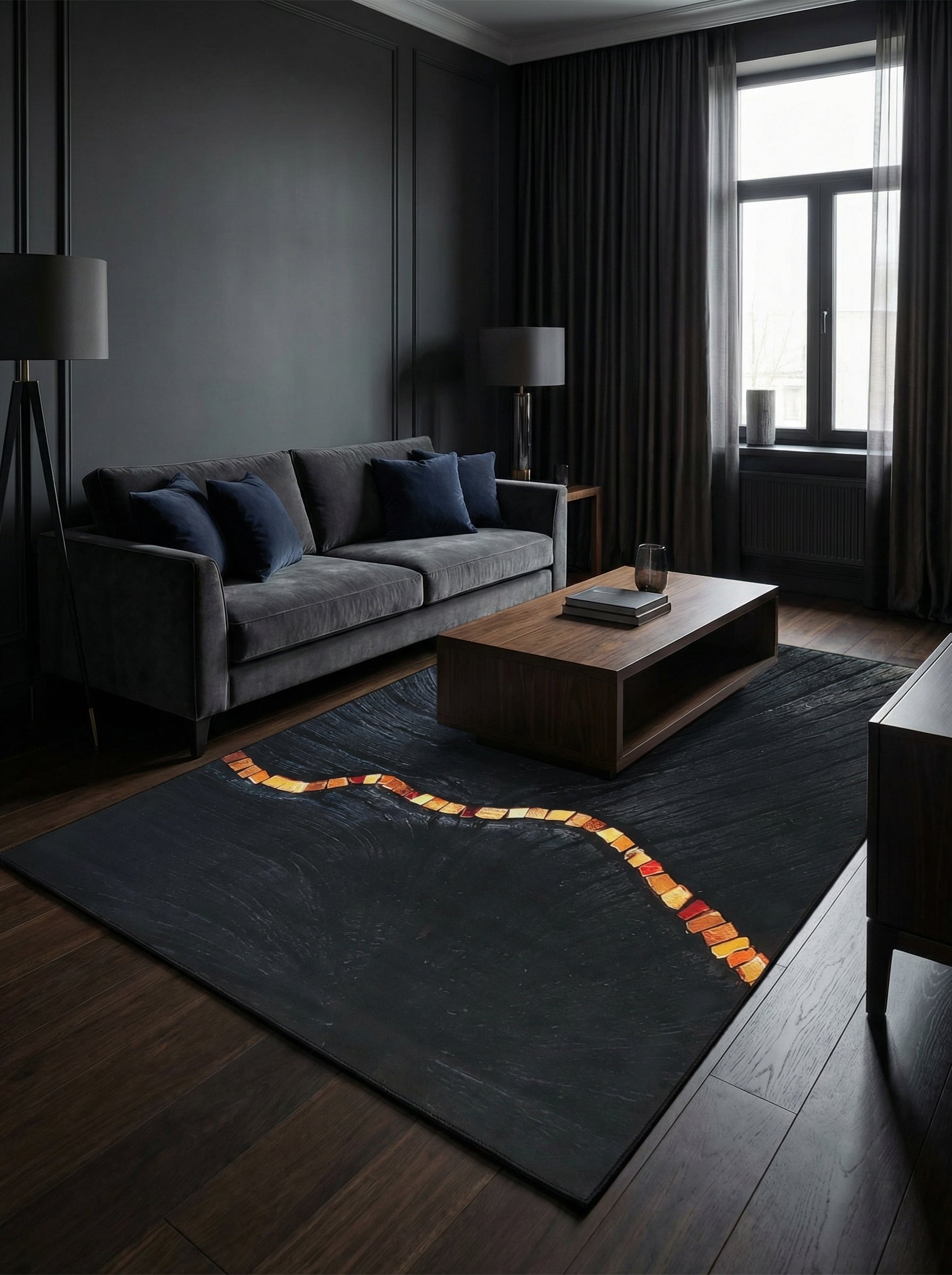 Tapis rectangulaire noir avec une bande incurvée de carreaux orange, jaunes et rouges. Il est posé sur un plancher en bois foncé dans un salon élégant et sombre