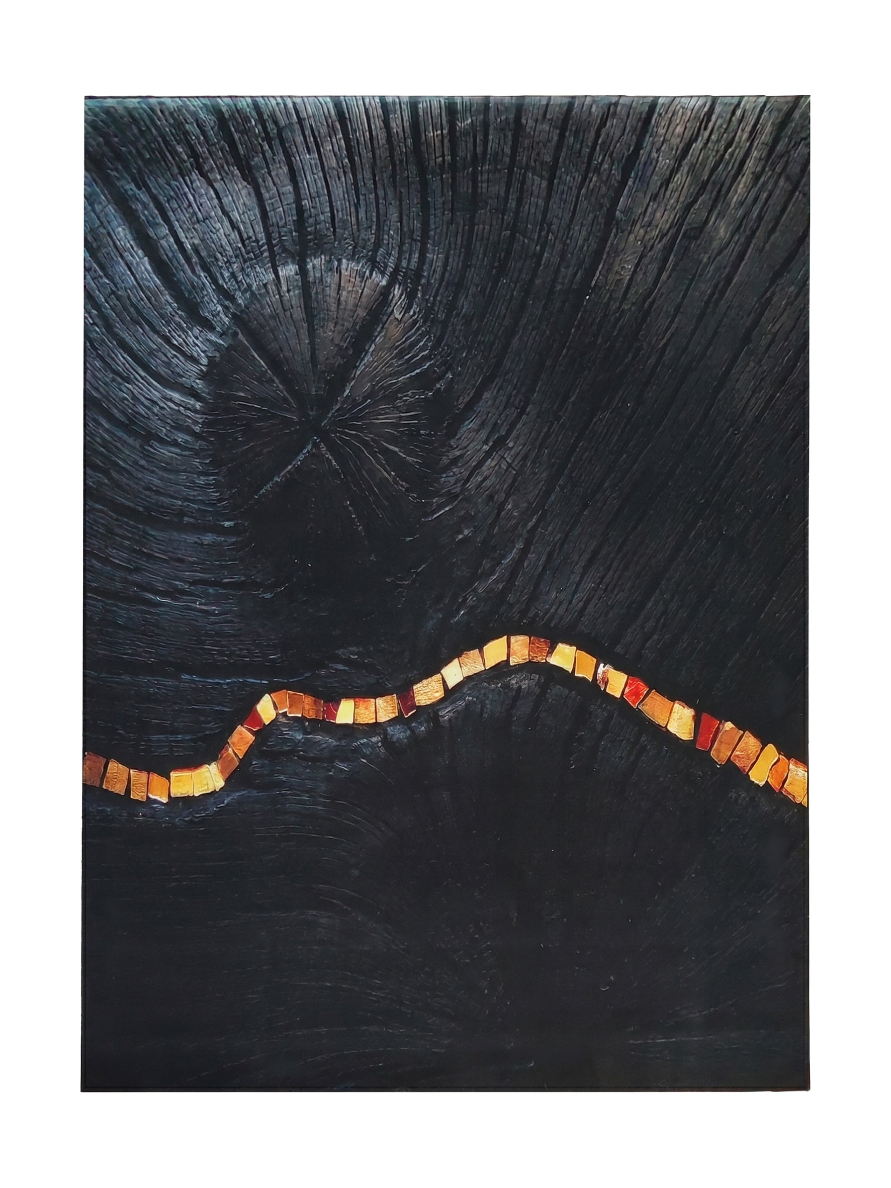 Tapis foncé avec des motifs sculptés et une texture profonde, agrémenté d'une bande ondulée de carreaux orange, rouges et jaunes