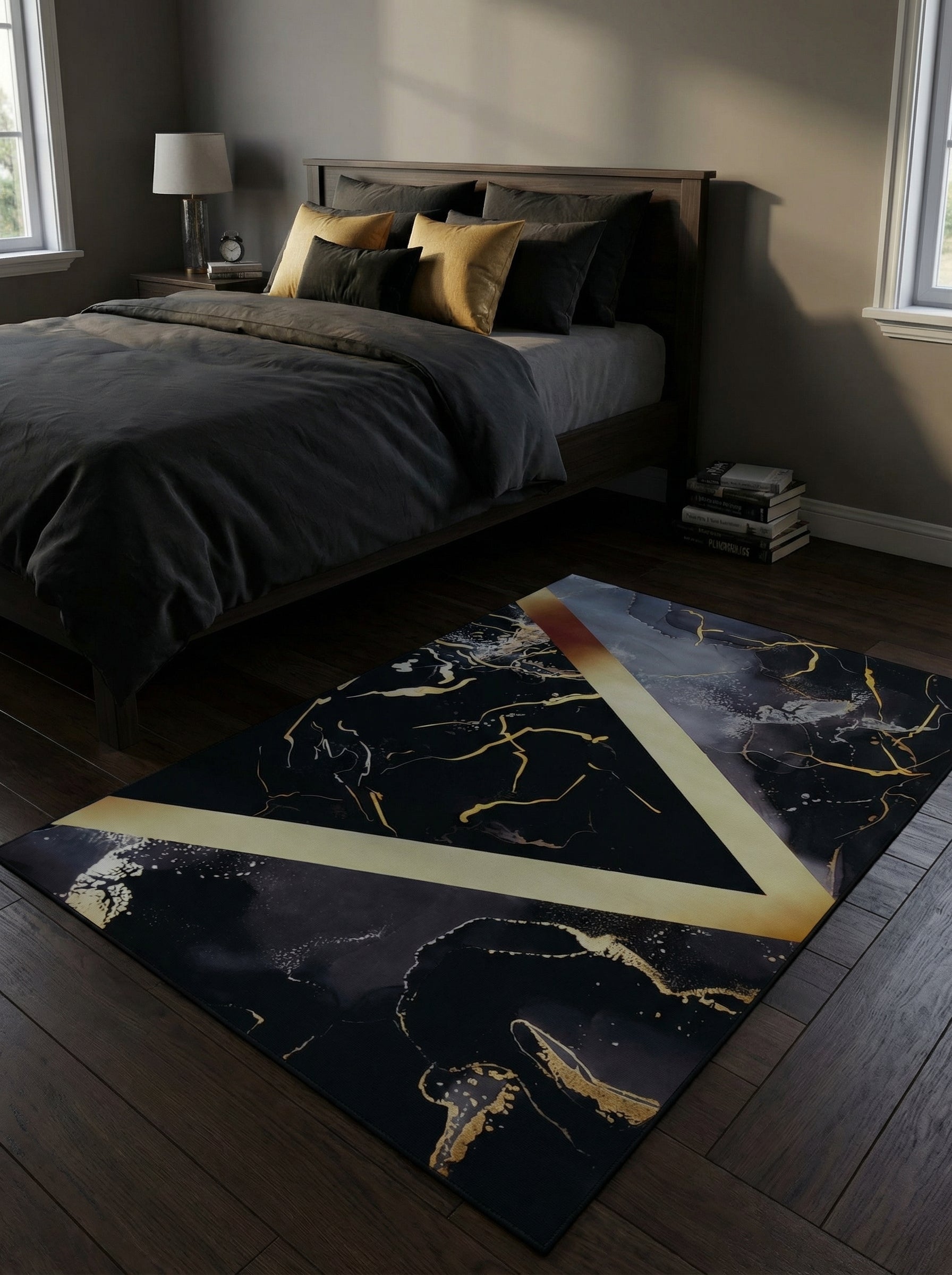 Tapis rectangulaire moderne noir, or et gris marbré avec deux bandes dorées formant un triangle, dans une chambre