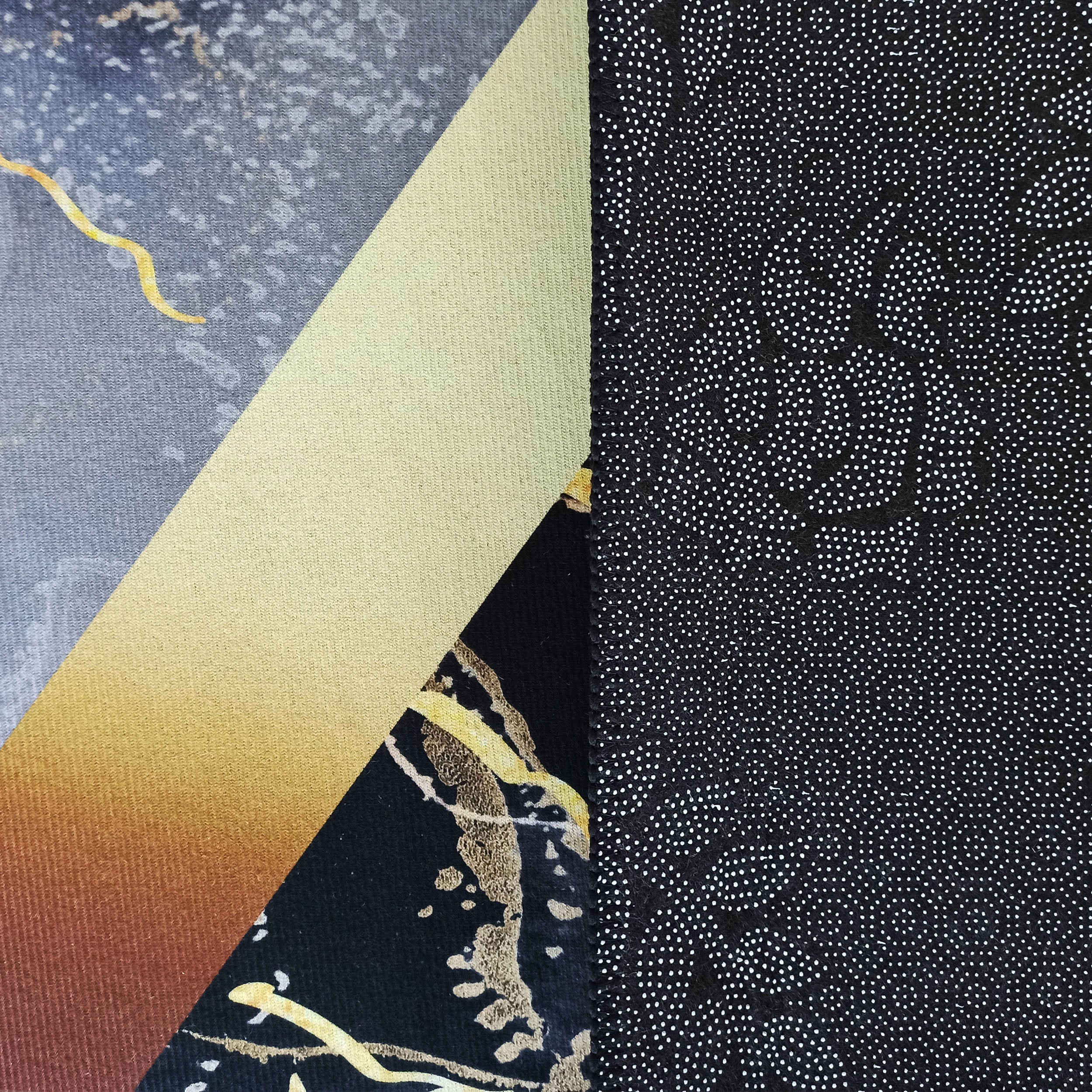 Tapis aux motifs variés : gris moucheté, jaune-orangé, noir à motifs dorés et noir à points blancs