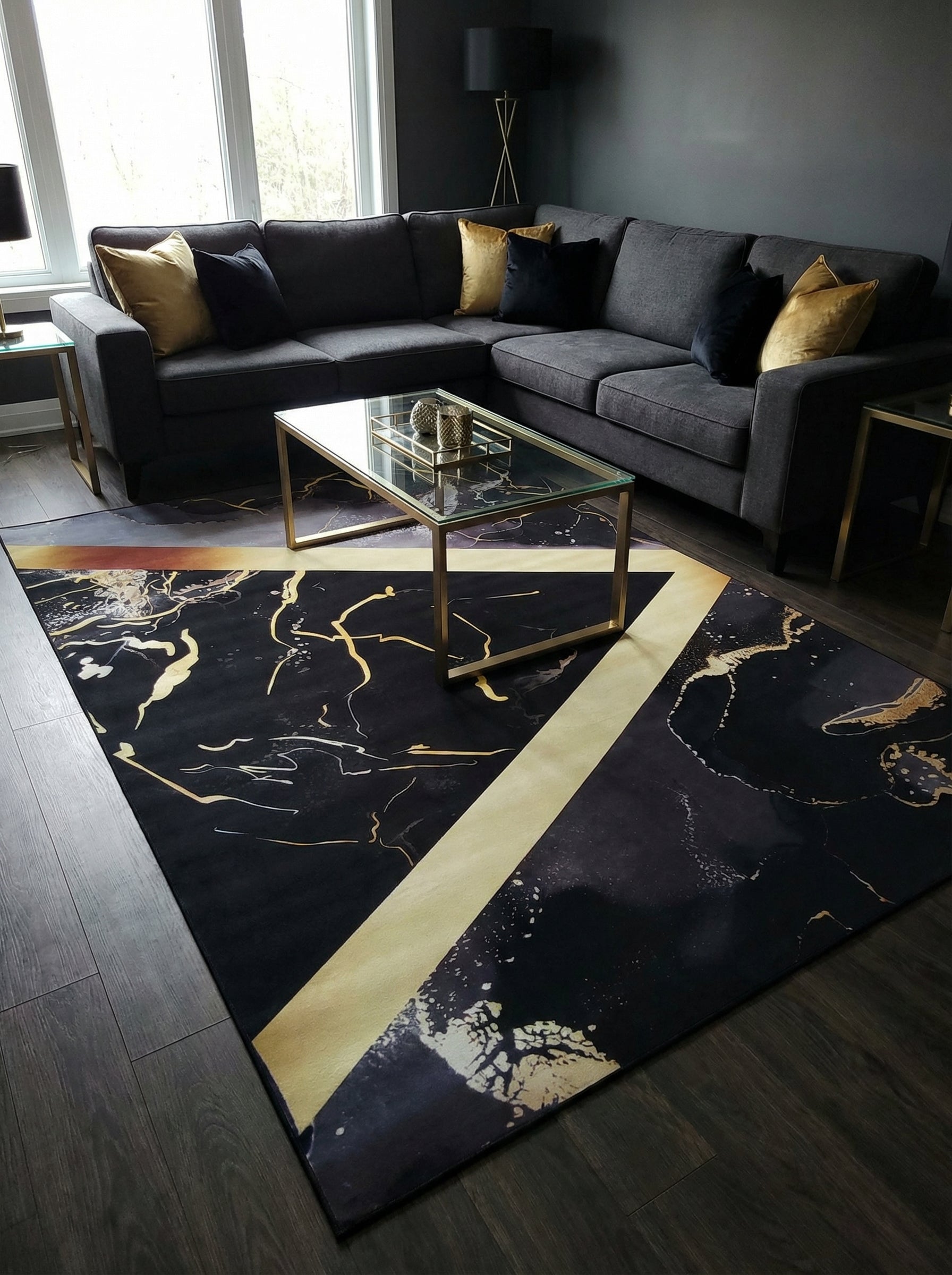 Tapis rectangulaire à motifs abstraits noirs et or, avec une bande diagonale dorée, dans un salon moderne