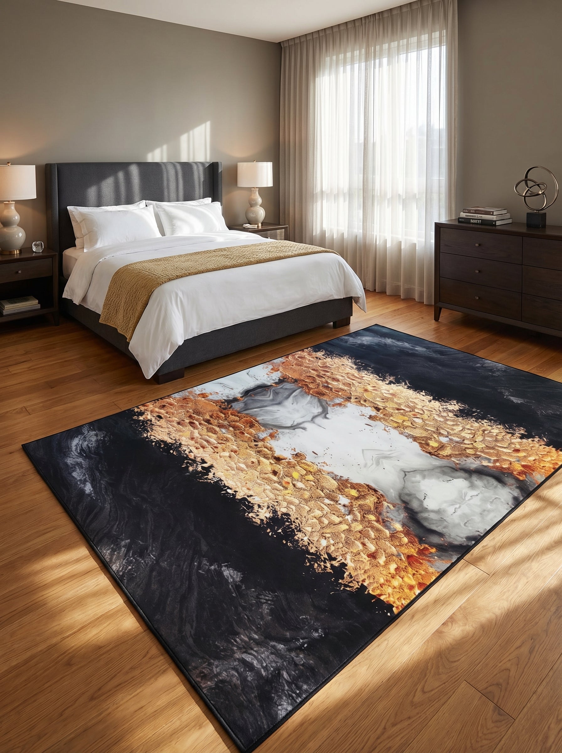 Grand tapis abstrait rectangulaire aux motifs de coulées dorées, noires et blanches, sur un plancher en bois dans une chambre