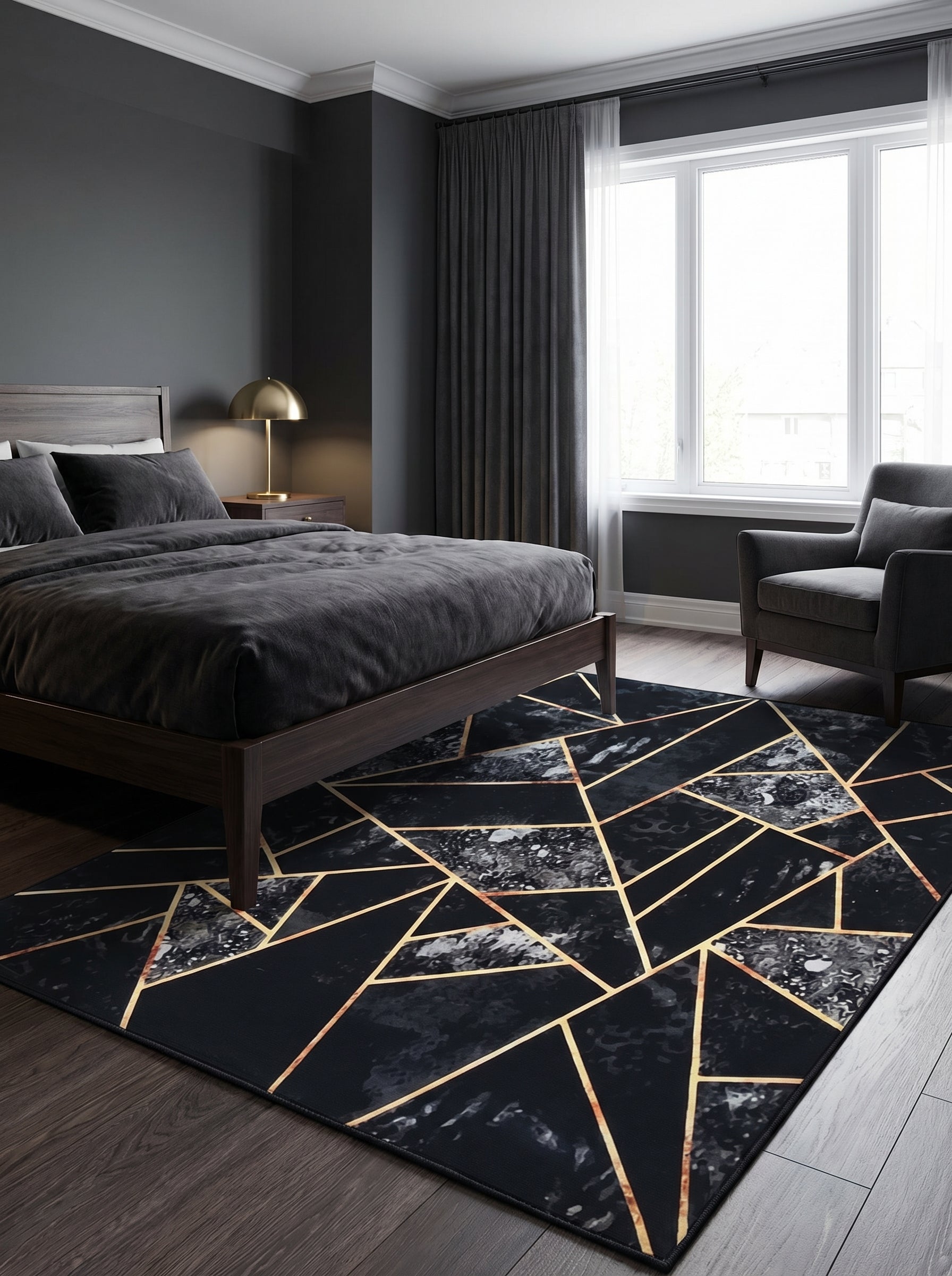 Tapis noir à motifs géométriques de marbre noir et gris, soulignés de lignes dorées dans une chambre