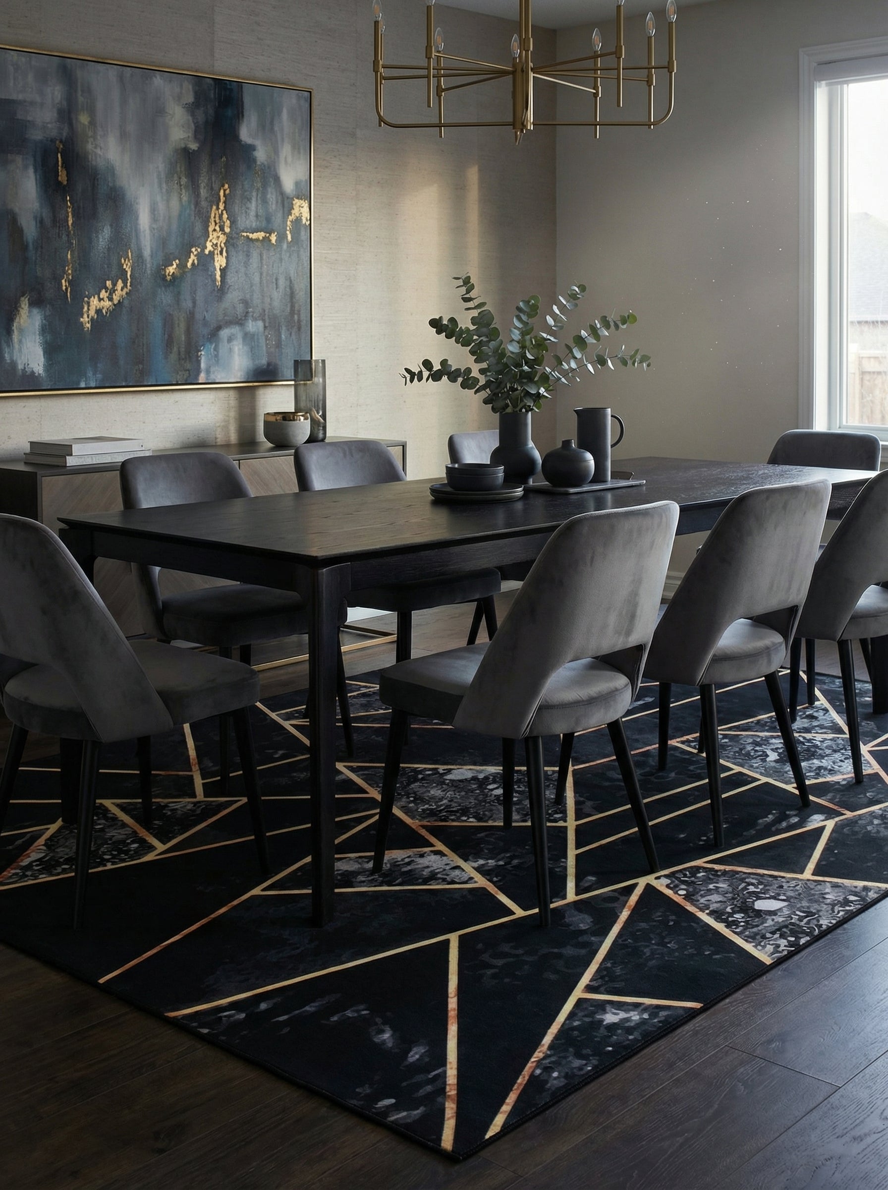 Tapis rectangulaire noir et gris marbré à motifs géométriques dorés sous une table de salle à manger