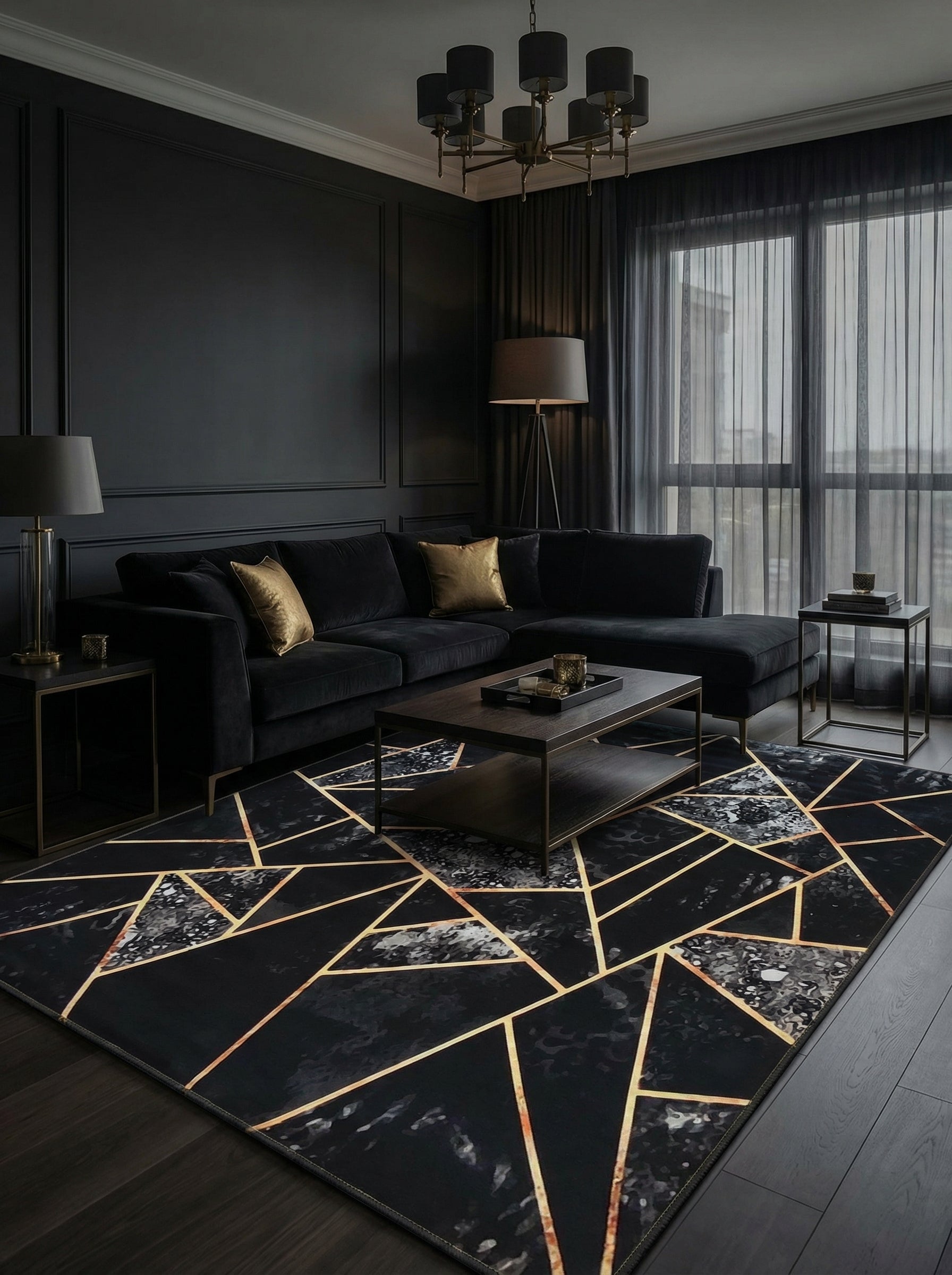 Tapis rectangulaire noir aux motifs géométriques dorés et incrustations marbrées grises et blanches, dans un salon moderne