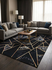 Tapis rectangulaire noir à motifs géométriques dorés et incrustations marbrées grises et ocres, dans un salon contemporain