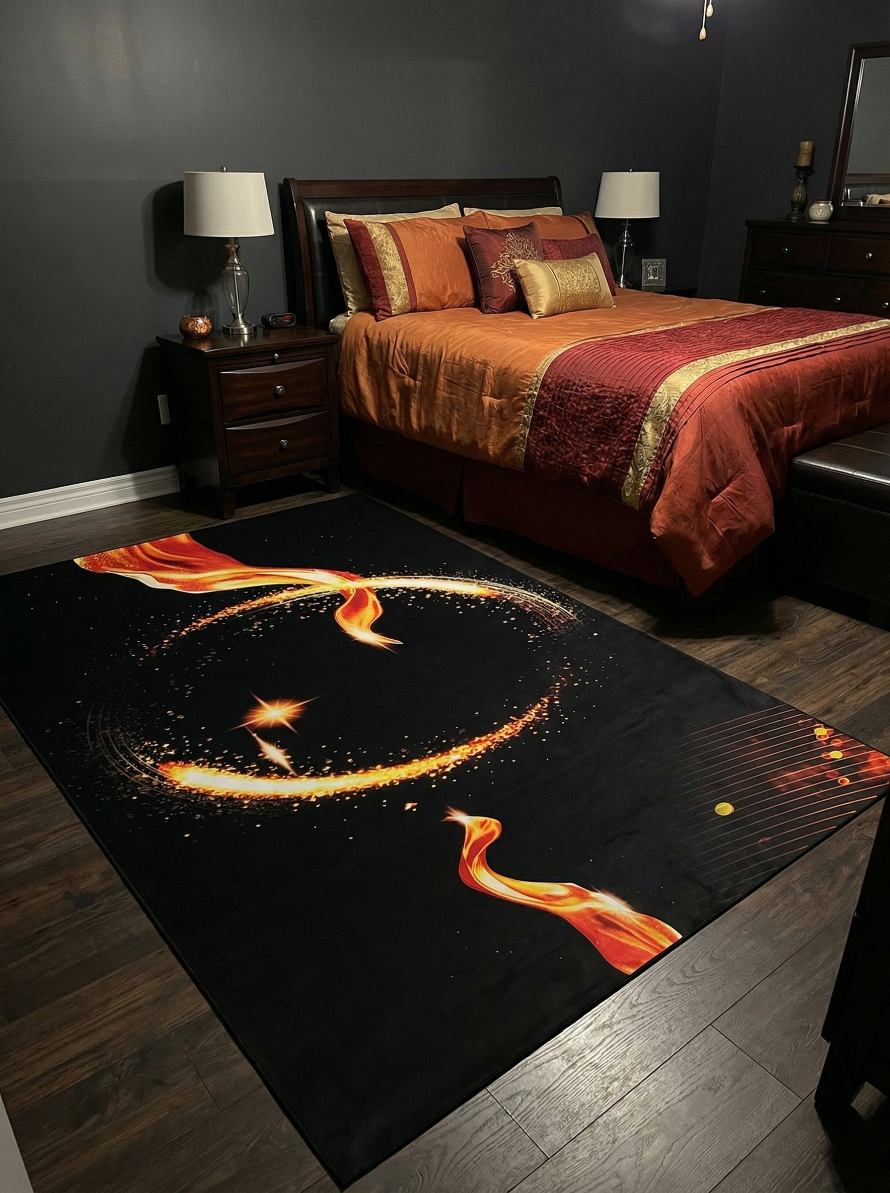 Tapis rectangulaire noir orné de deux oiseaux de feu stylisés et d'un arc lumineux doré parsemé d'étoiles, dans une chambre
