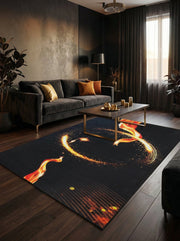 Tapis rectangulaire noir orné de motifs flamboyants oranges et dorés évoquant des traînées de lumière et de feu, posé dans un salon moderne