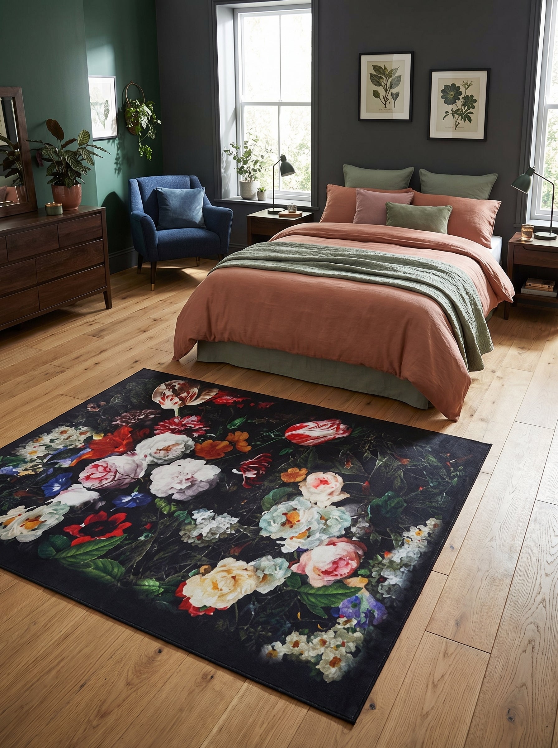 Tapis rectangulaire à fond sombre orné d'un luxuriant bouquet de fleurs multicolores style nature morte, posé sur un parquet clair dans une chambre à coucher