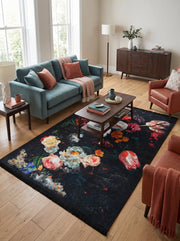 Grand tapis rectangulaire sombre à motif floral luxuriant avec des roses et tulipes multicolores, dans un salon lumineux