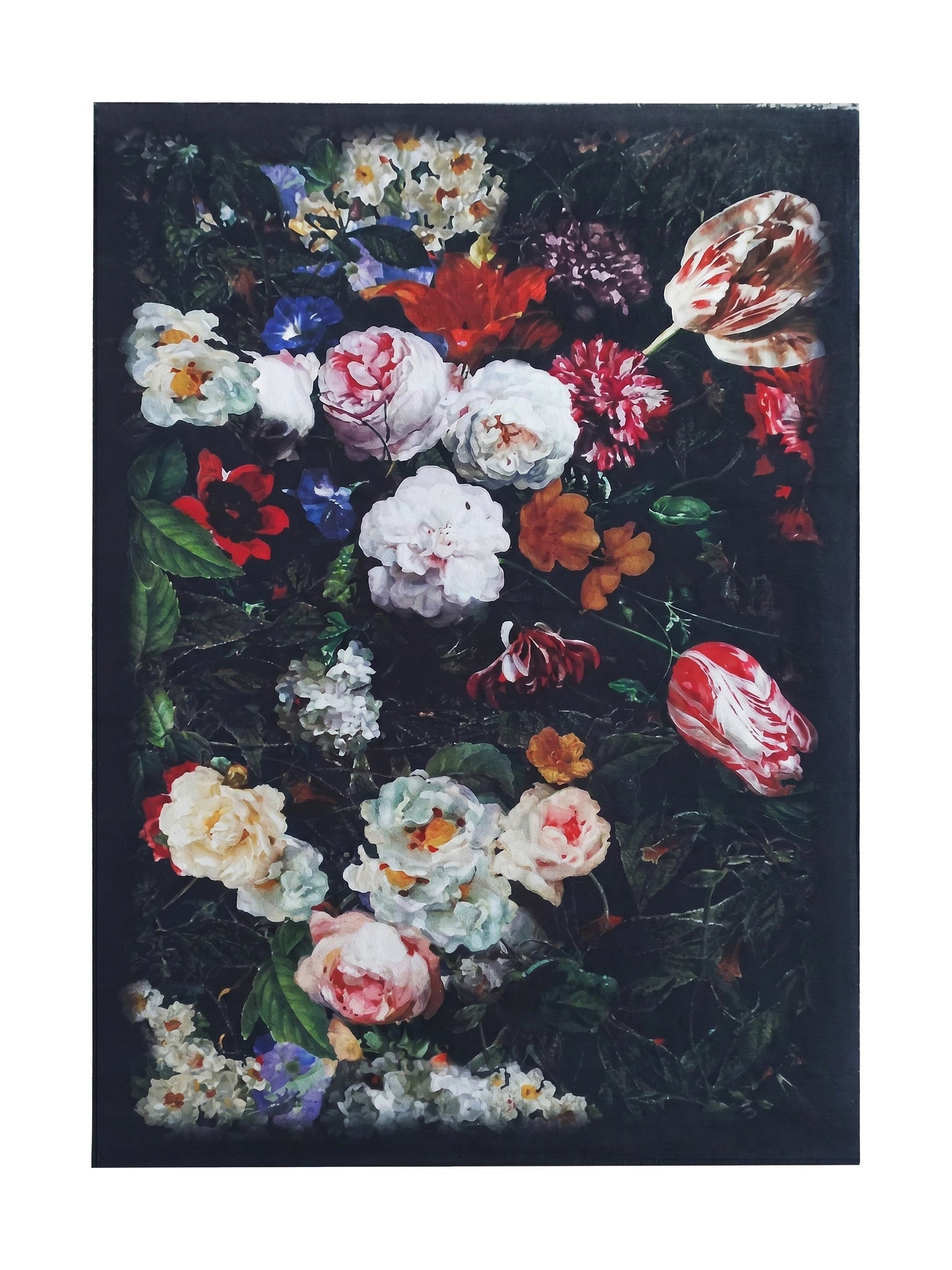 Tapis à motifs floraux détaillés: grandes roses variées, tulipes striées, et autres fleurs vives sur un feuillage sombre