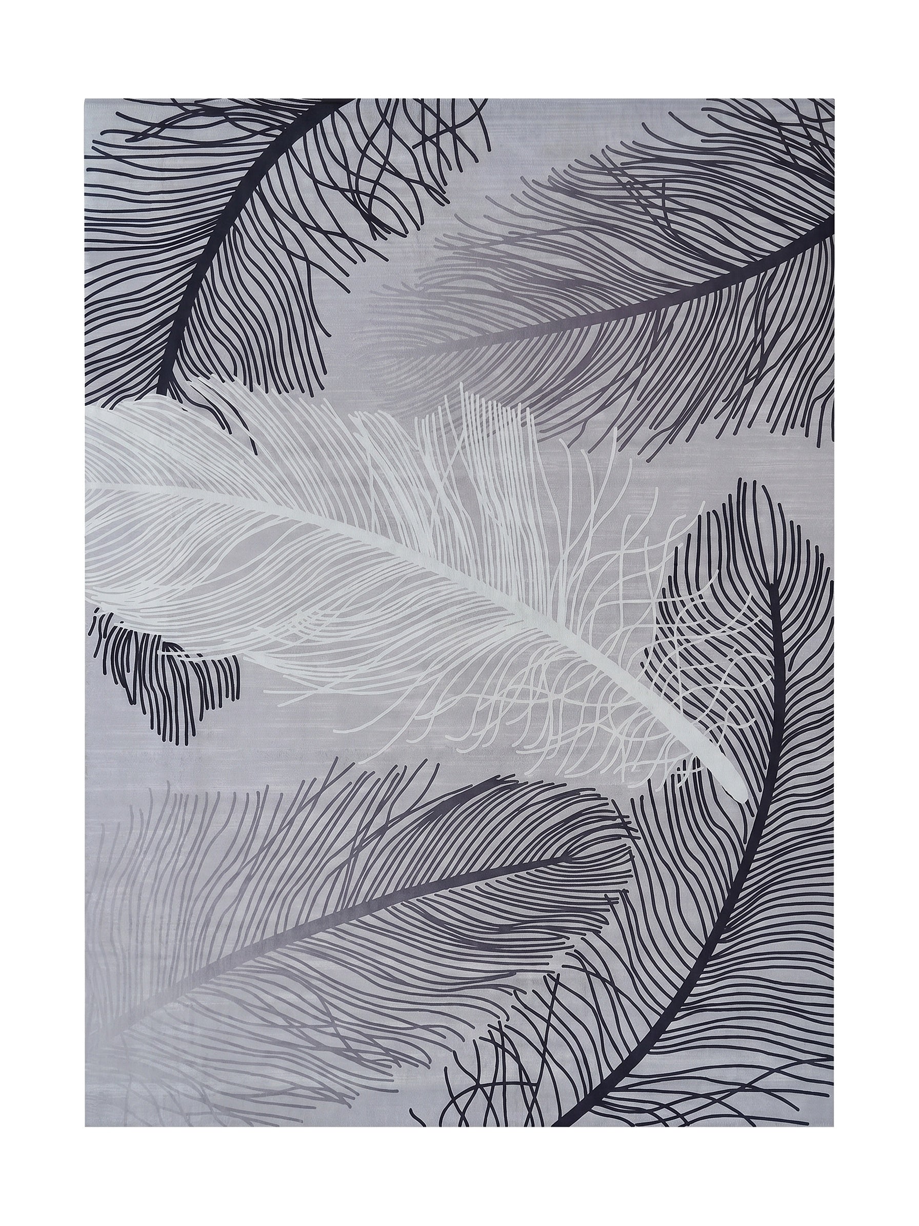 Tapis avec un motif de grandes plumes stylisées aux teintes de gris, noir et blanc sur fond gris clair