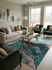 Tapis rectangulaire aux motifs abstraits vert foncé, turquoise, beige et doré, évoquant des vagues ou du marbre, dans un salon moderne