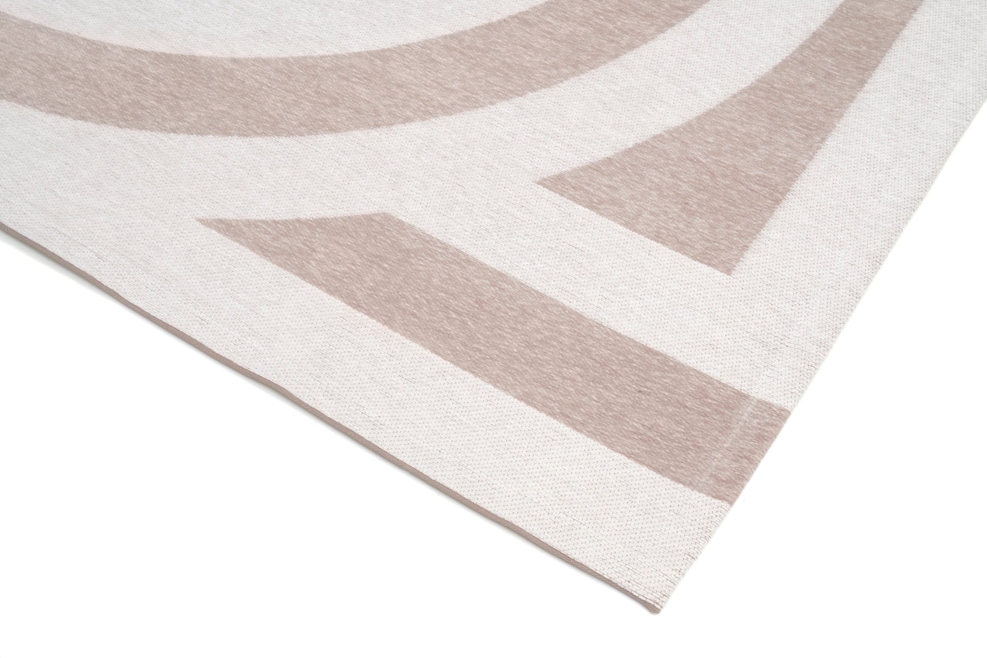 Tapis rectangulaire beige clair et marron clair. Finition simple