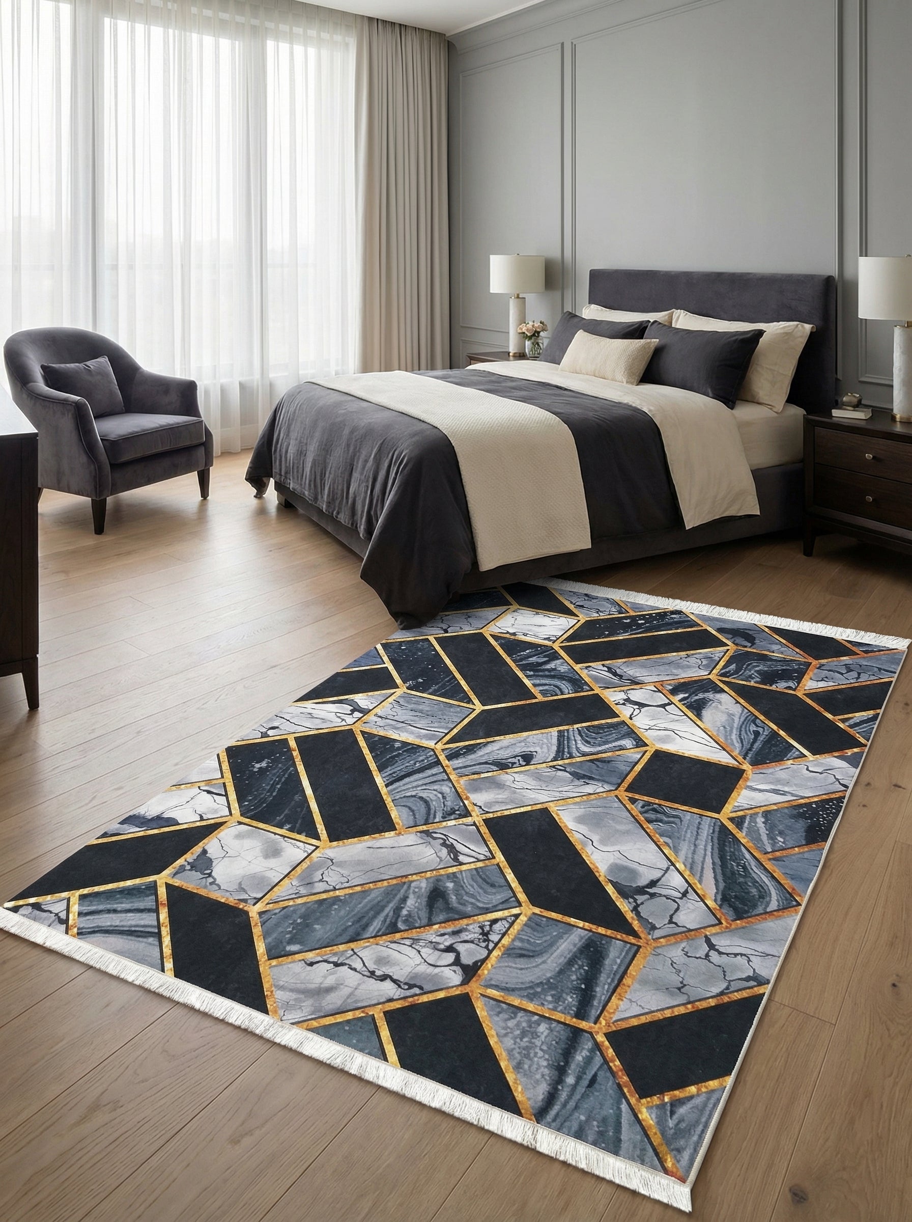 Tapis rectangulaire à motifs géométriques noir, gris marbré et doré, avec franges, dans une chambre lumineuse