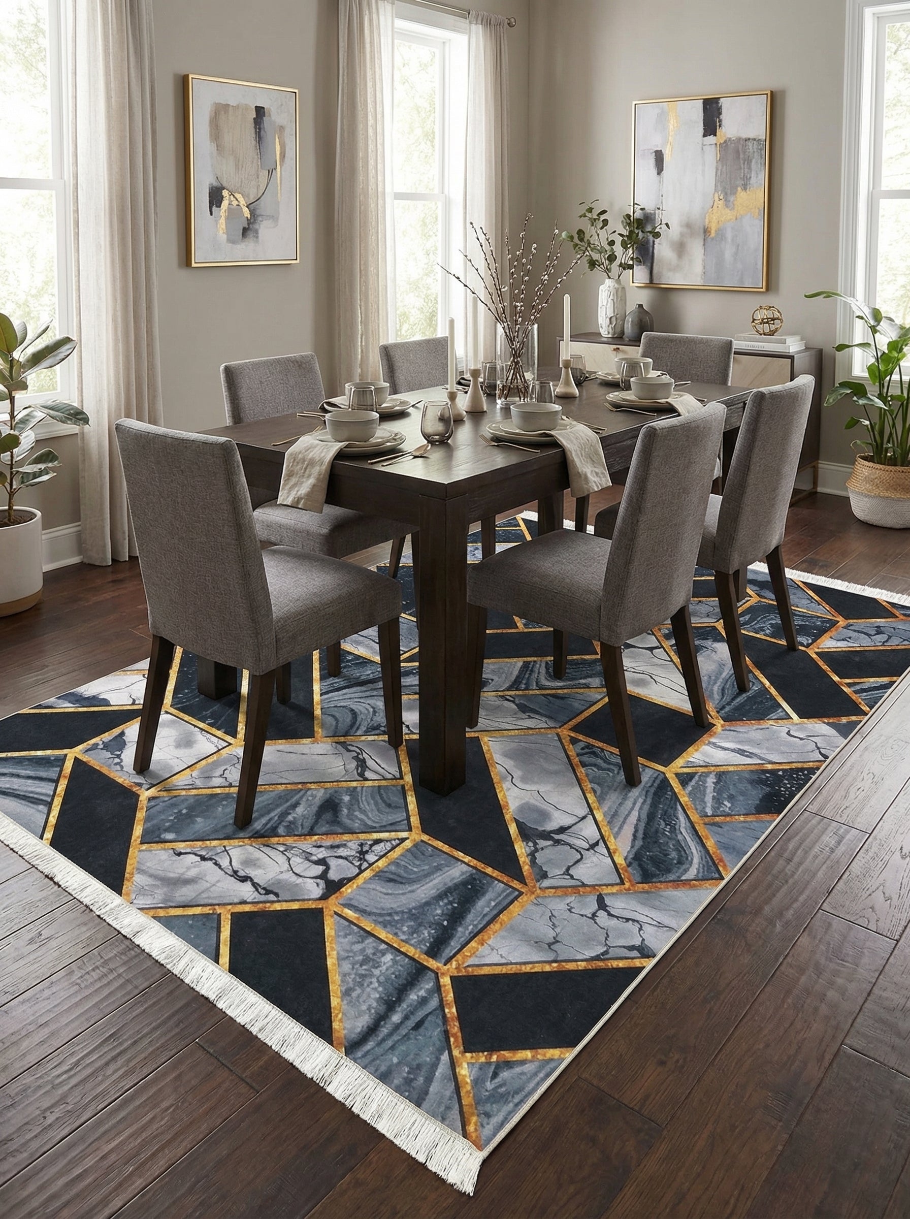 Tapis rectangulaire aux motifs géométriques marbrés gris, bleu foncé et or, avec franges, posé dans une salle à manger