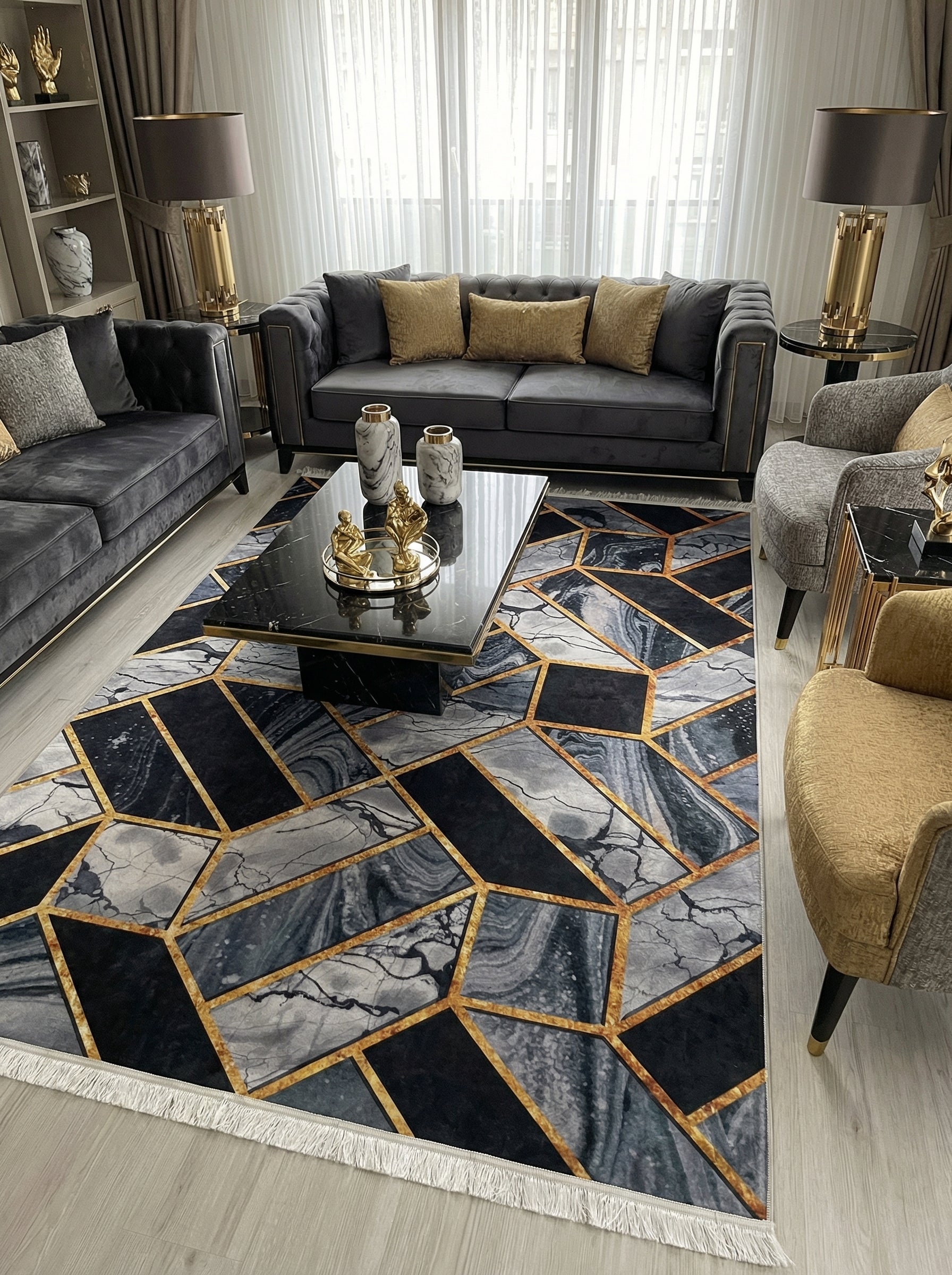 Tapis rectangulaire aux motifs géométriques noirs, gris marbré et or, avec franges, posé sur le sol d'un salon moderne