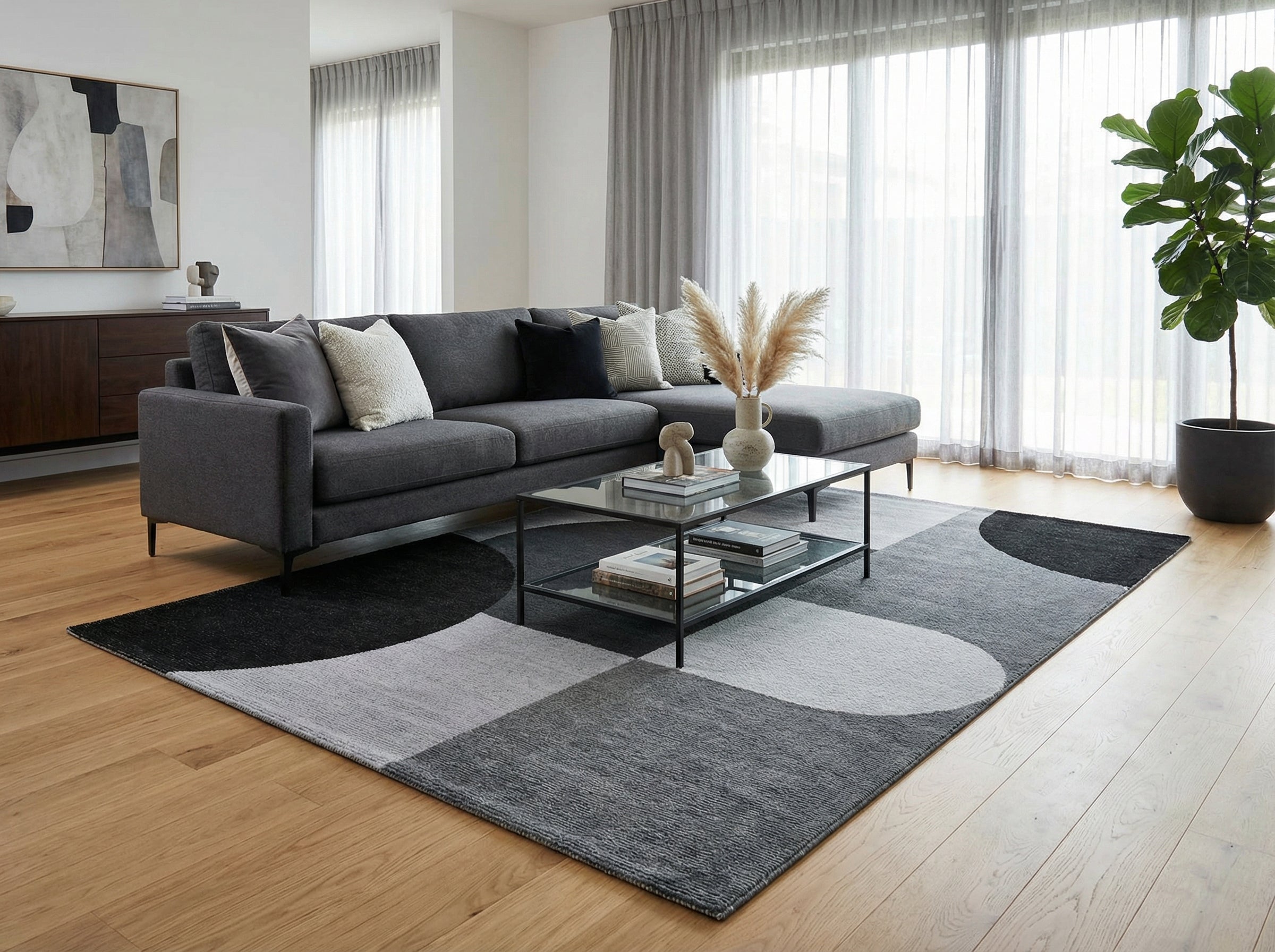 Tapis rectangulaire gris et noir dans un salon moderne, ambiance zen et épurée