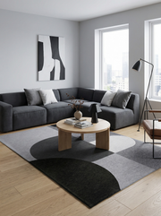 Tapis rectangulaire gris et noir dans un salon moderne. Ambiance épurée. Harmonie avec le décor minimaliste