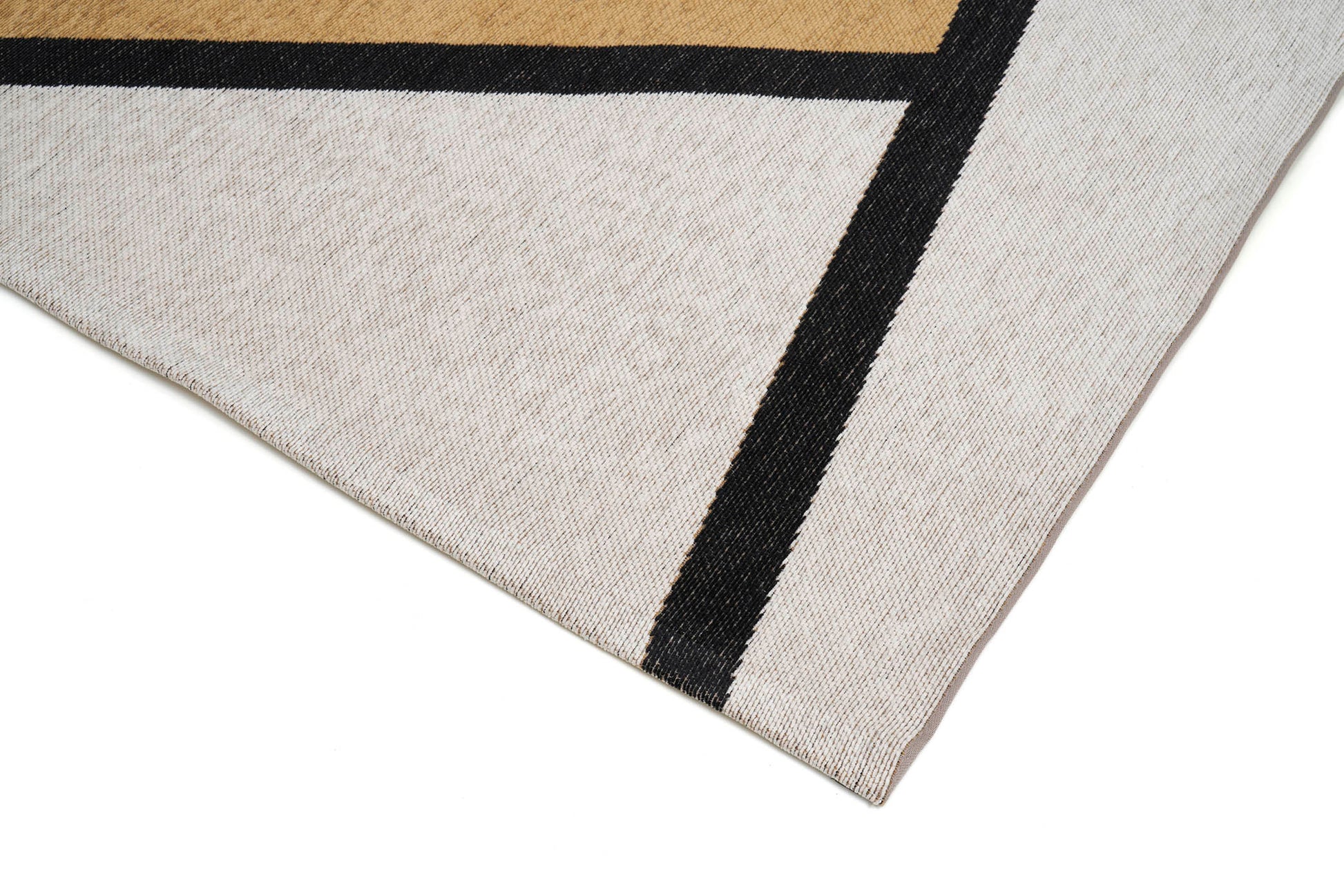 Tapis rectangulaire avec bordure noire, couleurs neutres et jaune. Finition tissée