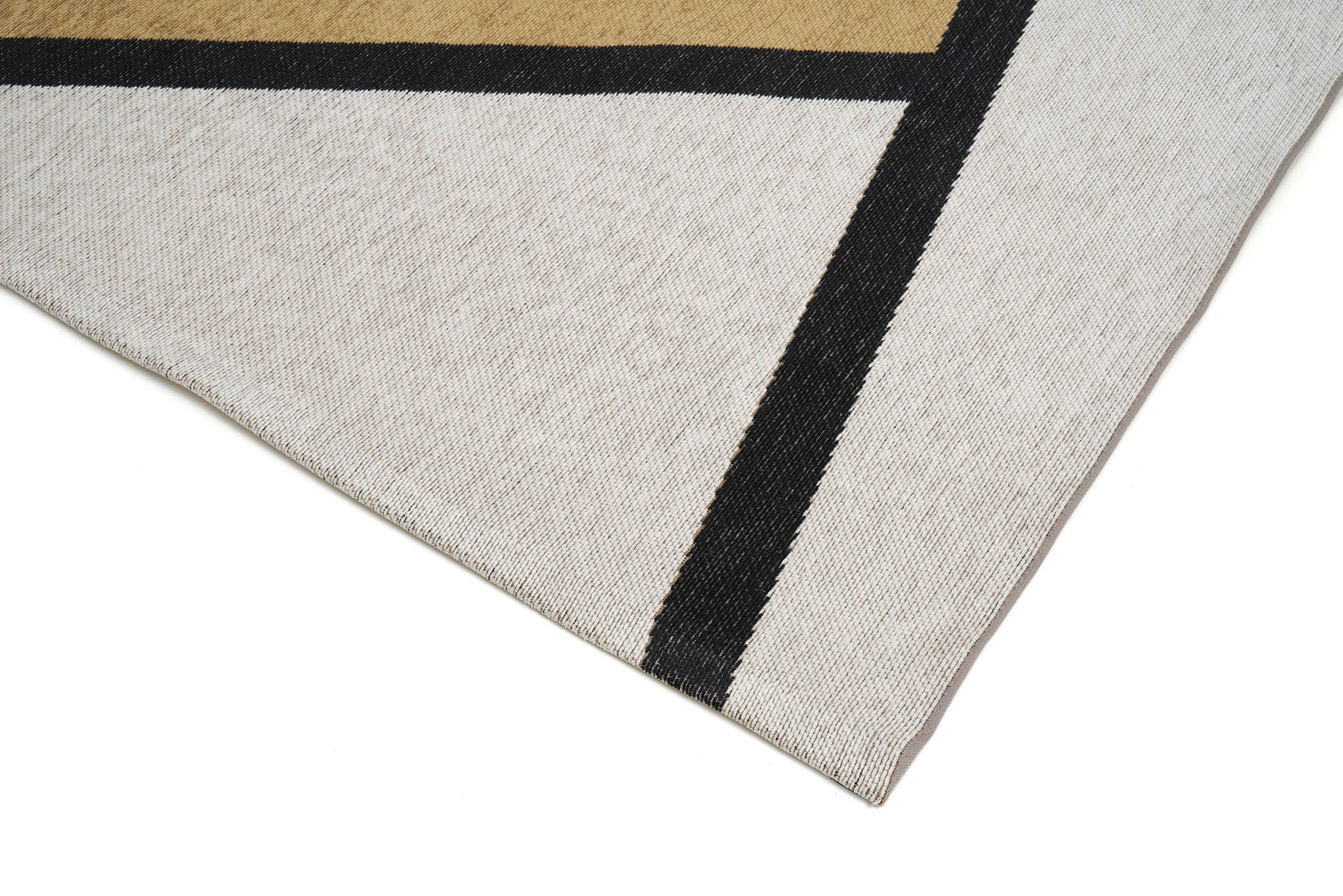 Tapis rectangulaire avec bordure noire, couleurs neutres et jaune. Finition tissée