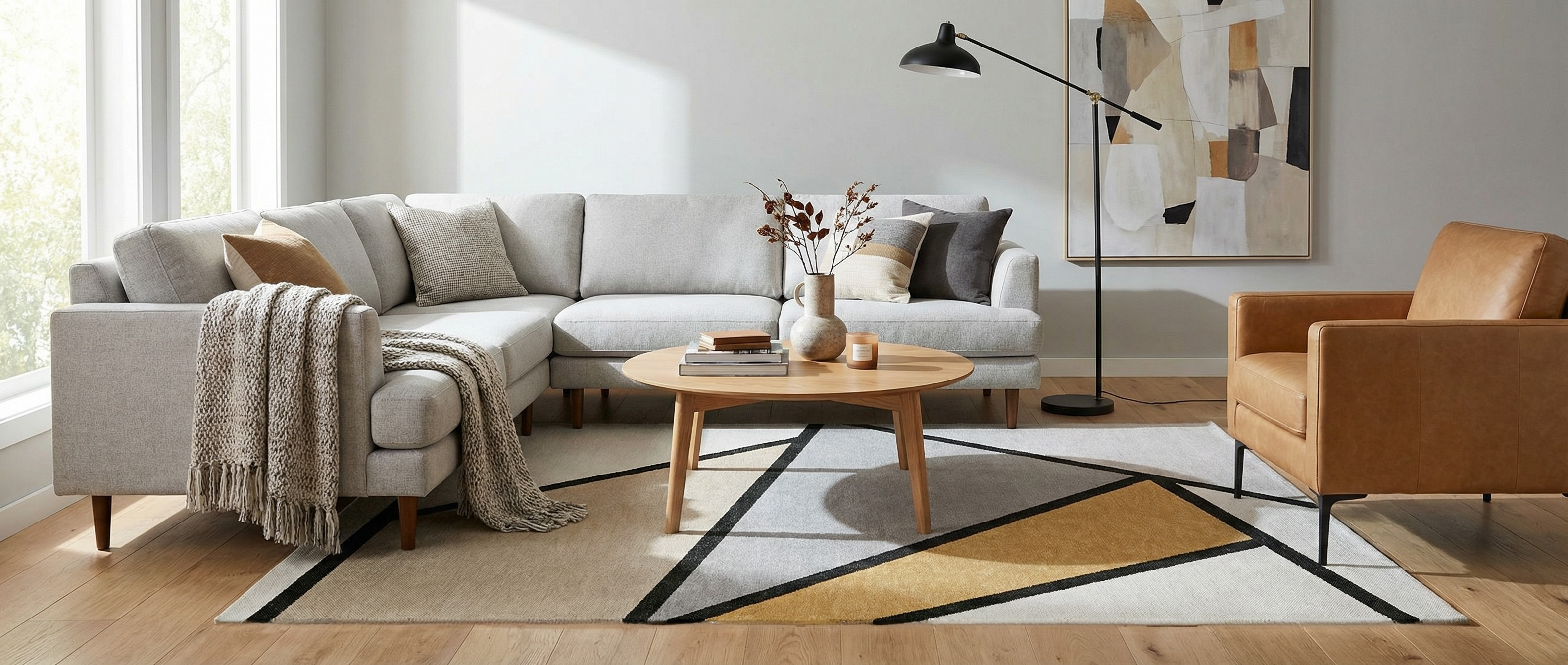 Tapis rectangulaire aux couleurs gris, noir et jaune. Il transforme la pièce, créant une harmonie avec l'ambiance