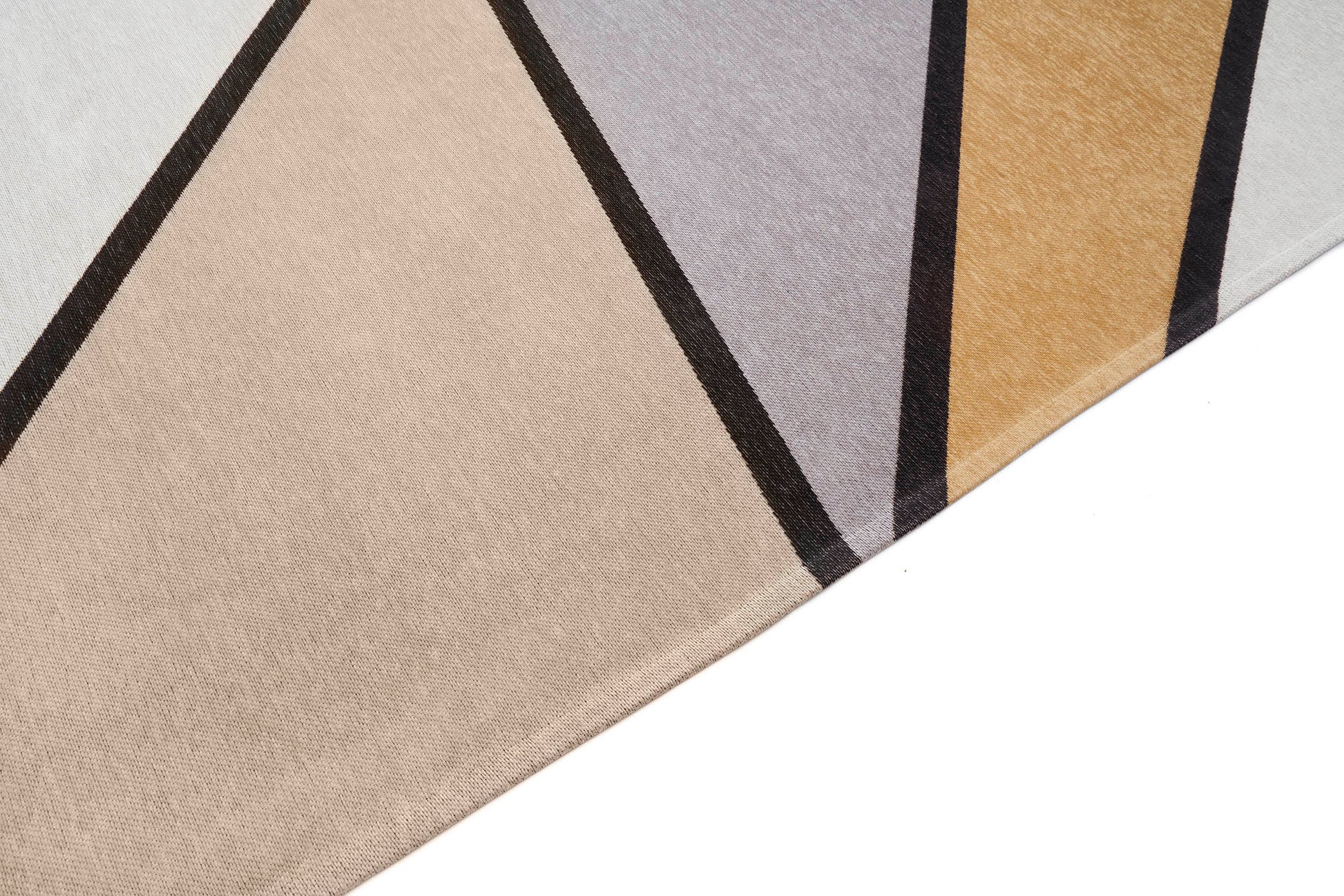 Tapis rectangulaire. Tissage serré, relief subtil. Aspect tactile doux. Couleurs gris, noir et jaune. Ambiance géométrique