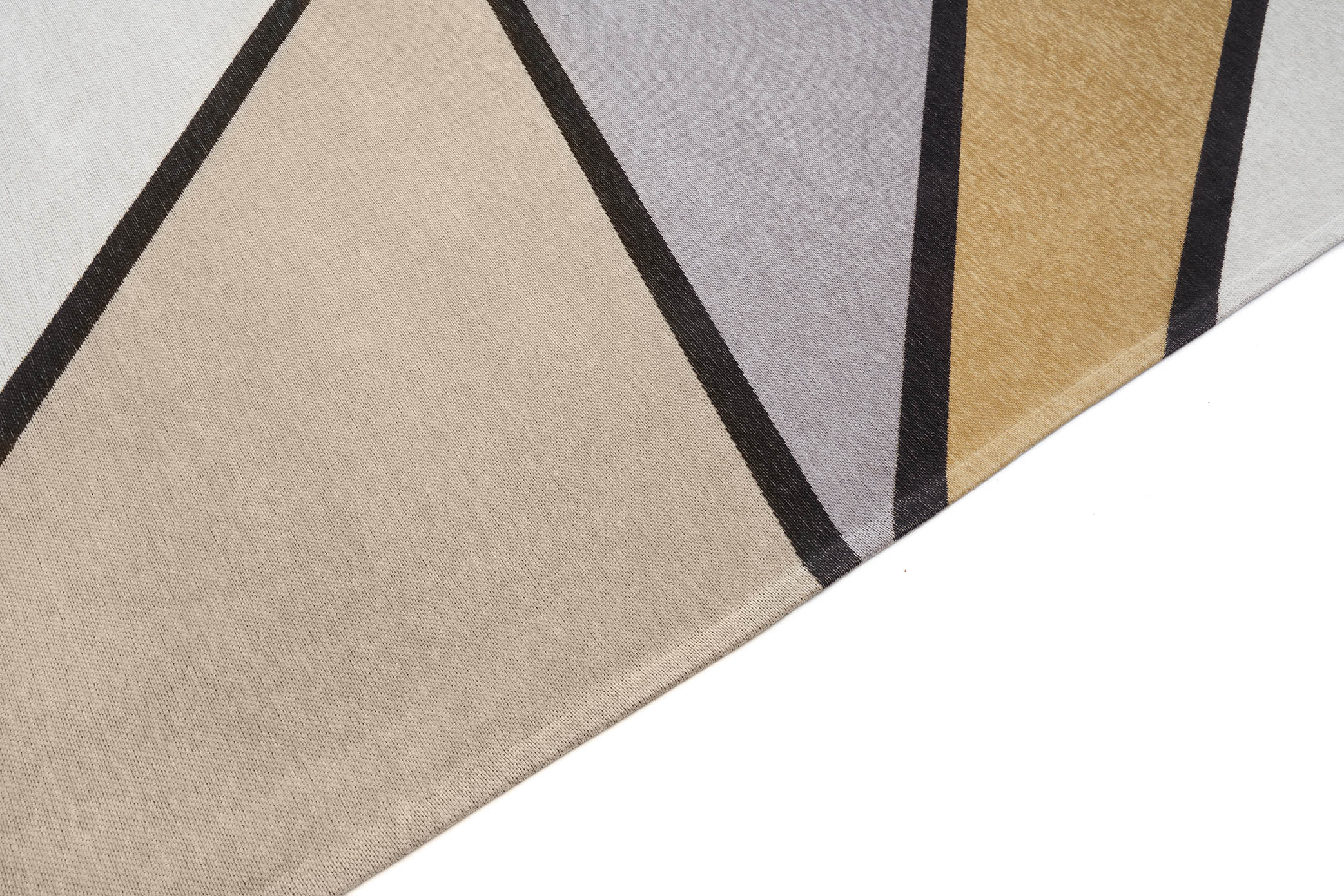 Tapis rectangulaire. Tissage serré, relief subtil. Aspect tactile doux. Couleurs gris, noir et jaune. Ambiance géométrique