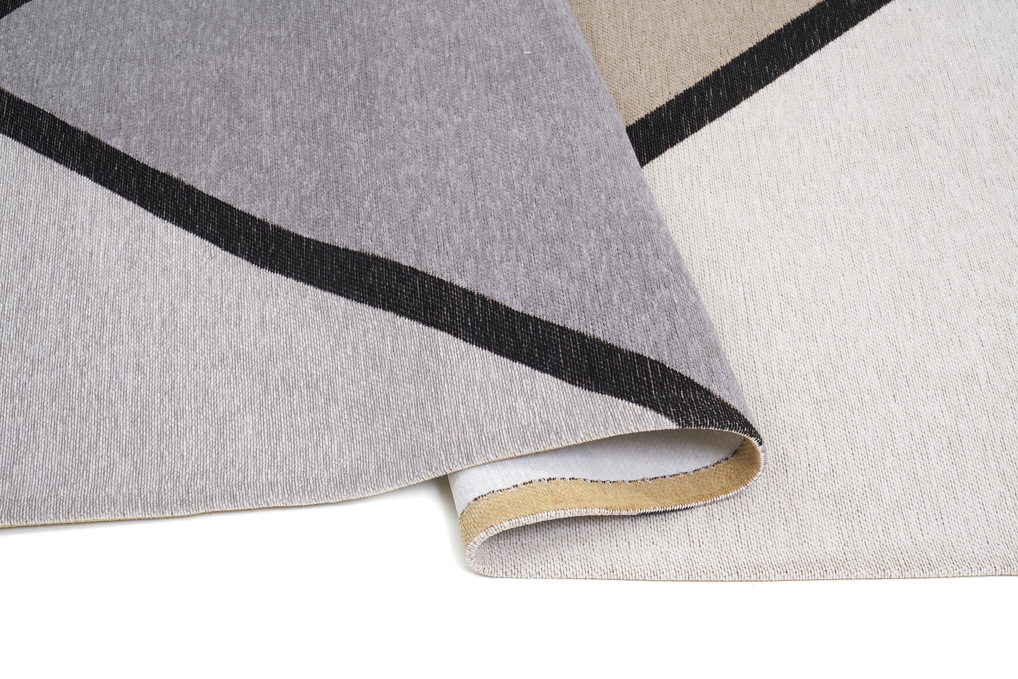 Tapis rectangulaire, densité moyenne, moelleux. Confort apparent grâce aux couleurs neutres et aux motifs géométriques