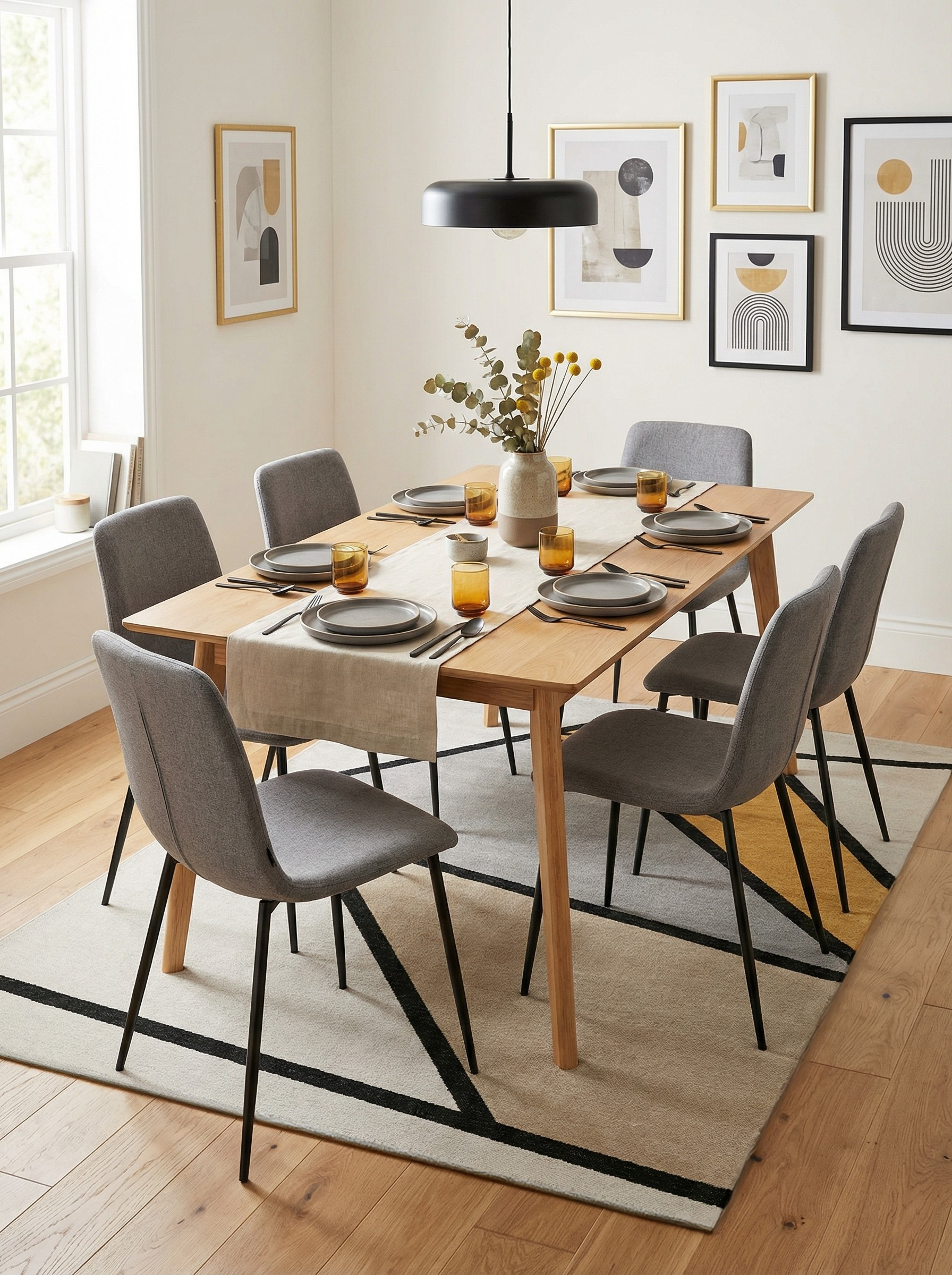 Tapis rectangulaire gris et jaune sous la table à manger, définissant l'espace repas et créant une ambiance conviviale