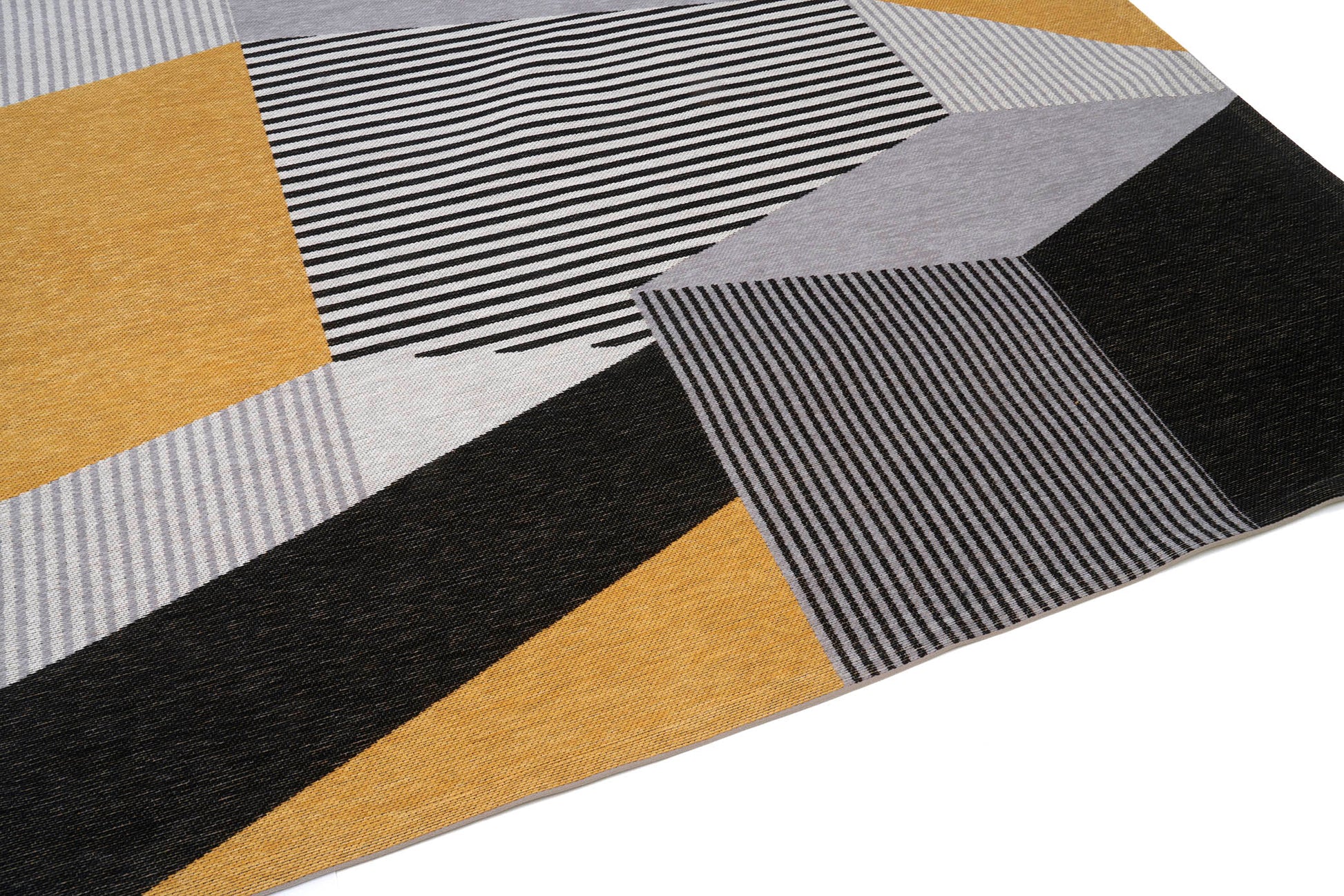 Tapis rectangulaire avec tissage texturé. Relief subtil, aspect tactile. Gris, jaune et noir