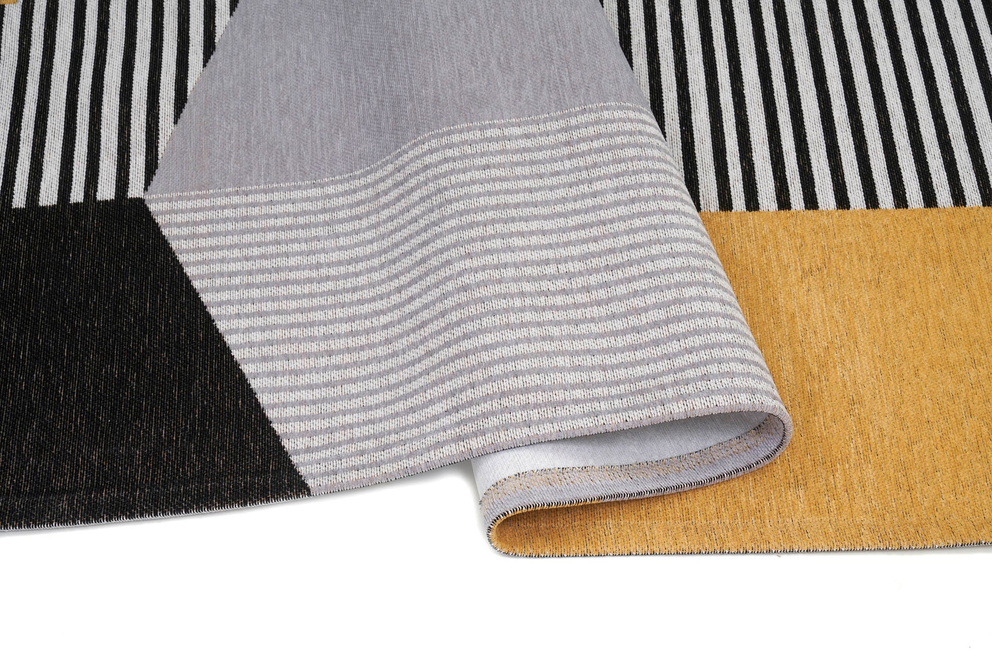 Tapis rectangulaire, densité moyenne, moelleux. Confort apparent grâce aux couleurs et au tissage