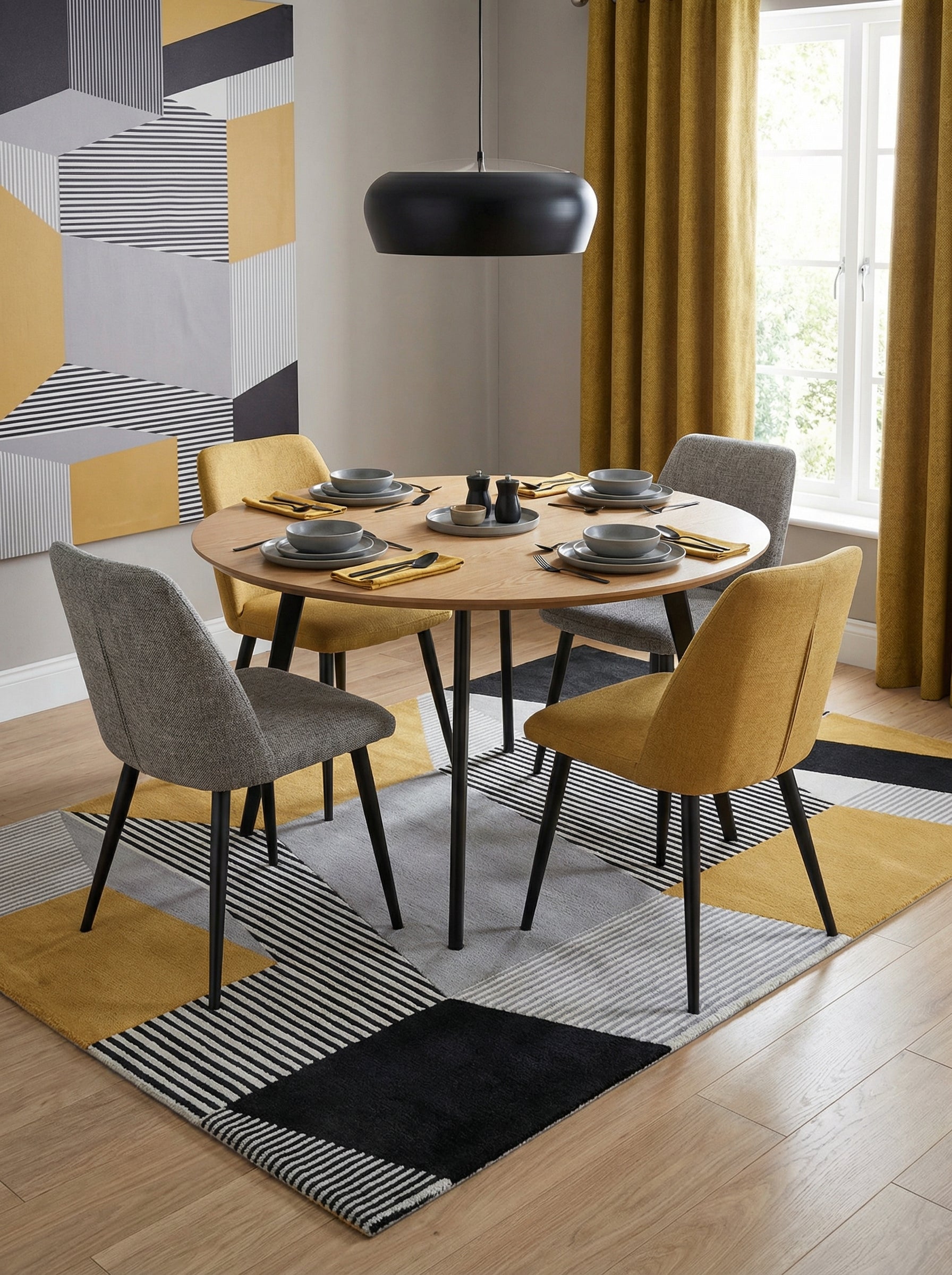 Tapis rectangulaire aux couleurs vives sous la table. Il définit l'espace repas et ajoute de la convivialité