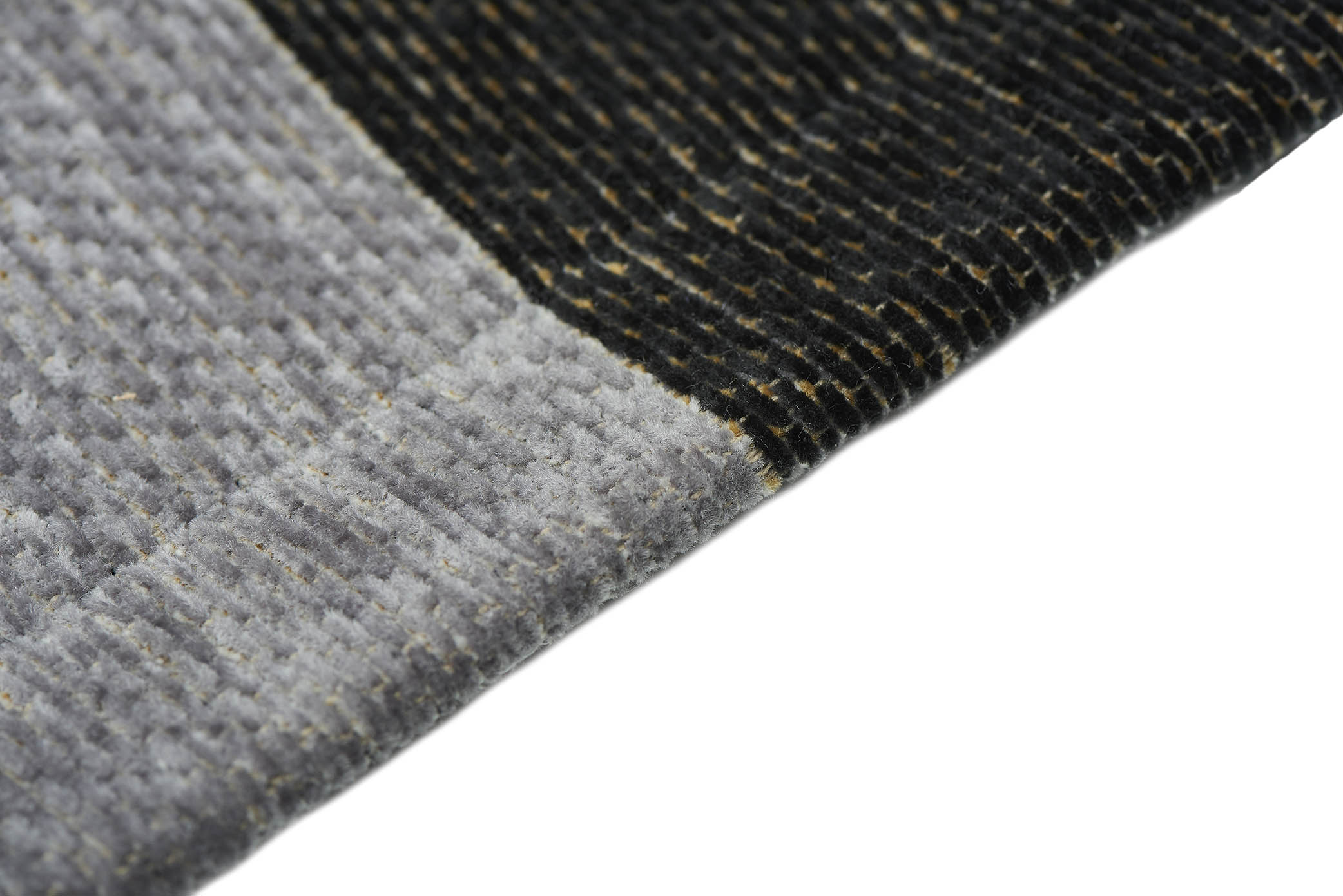 Tapis rectangulaire. Densité élevée, moelleux. Confort apparent. Couleurs gris et noir