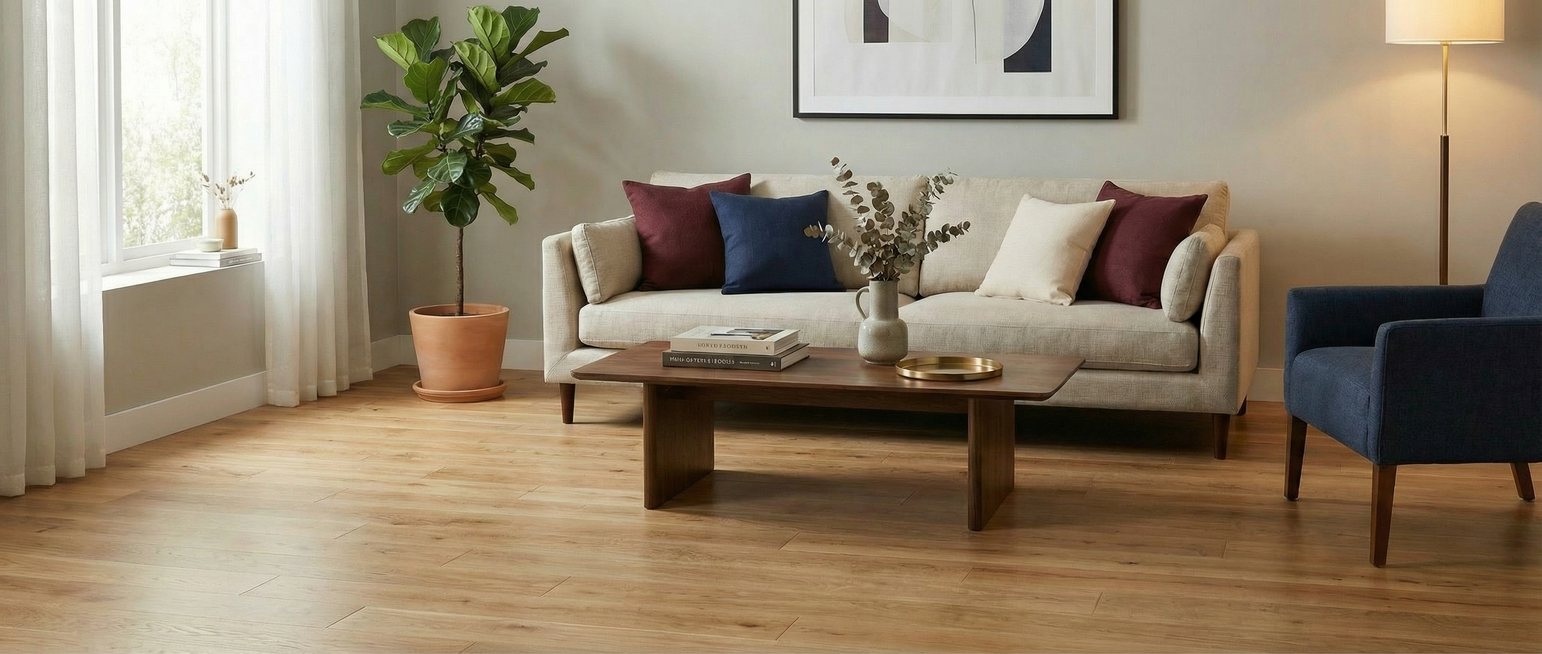 Pièce avec plancher en bois clair, canapé beige, table basse en bois foncé, ambiance chaleureuse, espace à transformer