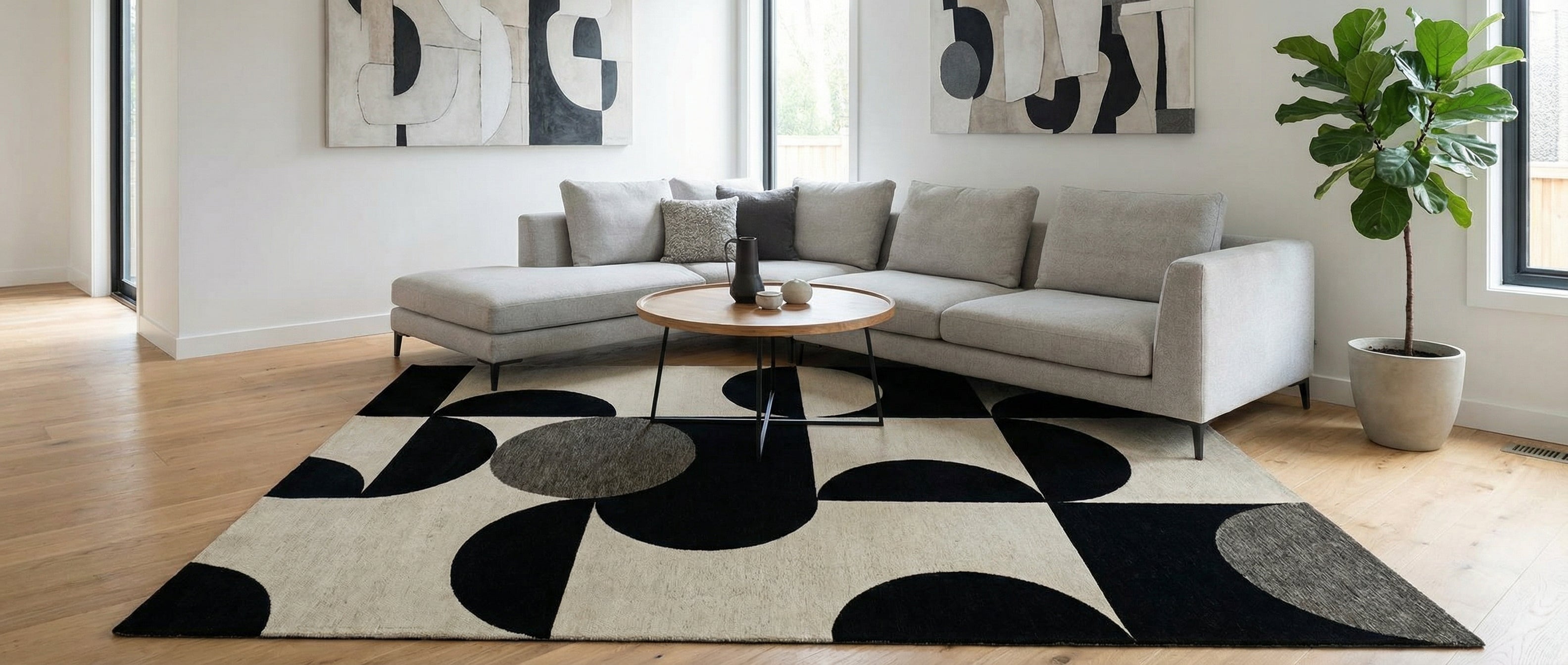 Tapis rectangulaire noir et beige transforme la pièce. L'ambiance devient plus moderne. Harmonie créée par les couleurs