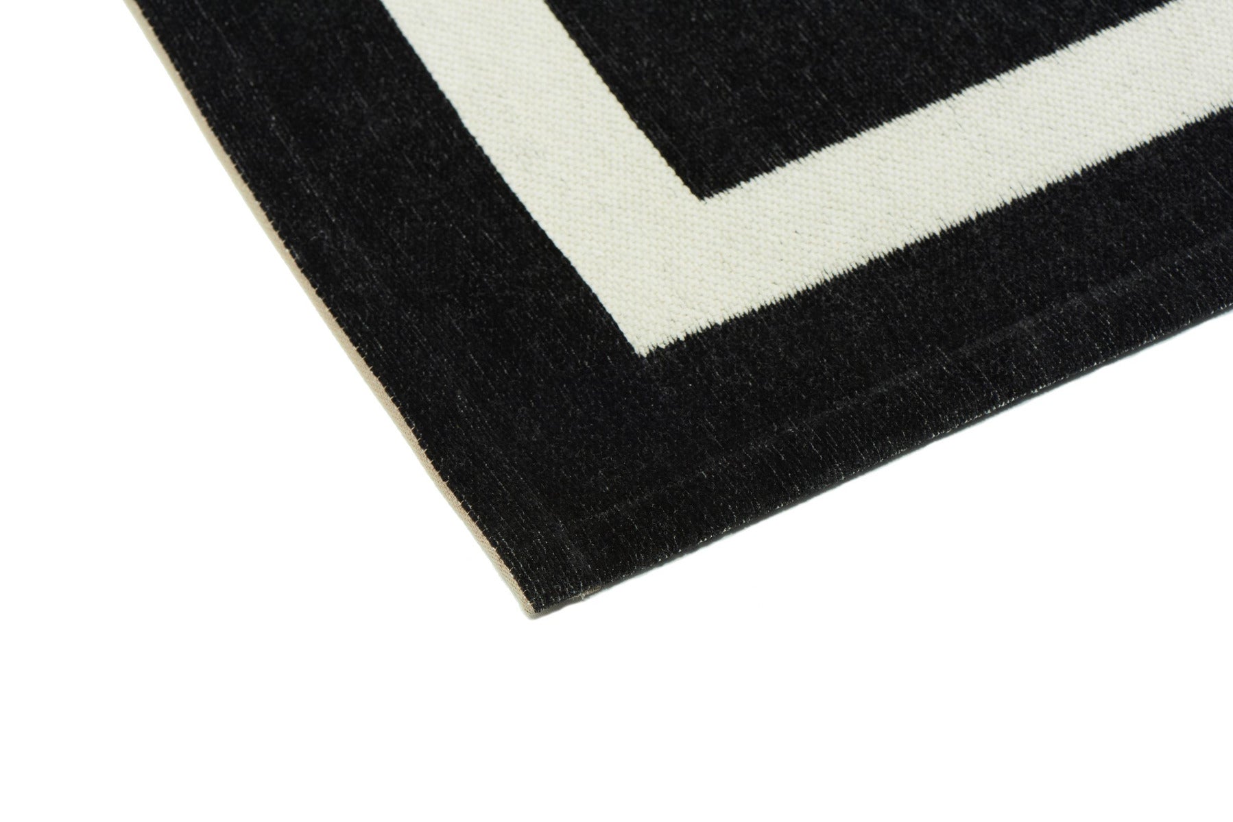 Bordure de tapis noire avec une bordure blanche. Finition tissée. Forme rectangulaire