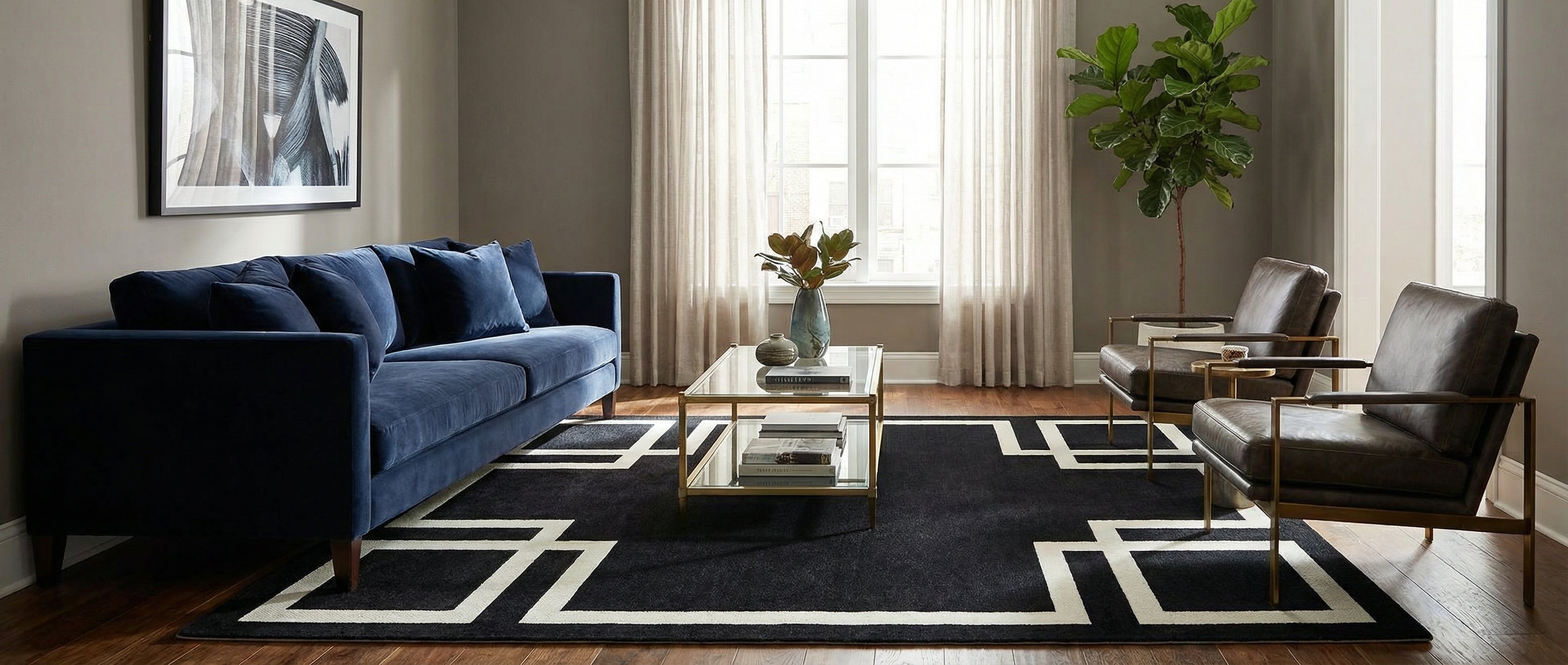 Transformation réussie, ambiance sophistiquée. Le tapis noir géométrique crée une harmonie visuelle dans la pièce