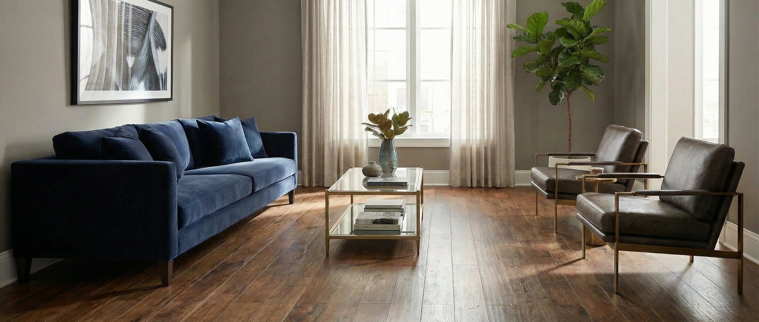 Pièce avec canapé bleu, fauteuils cuir, parquet brun, tableau abstrait. Espace vide pour tapis rectangulaire, ambiance