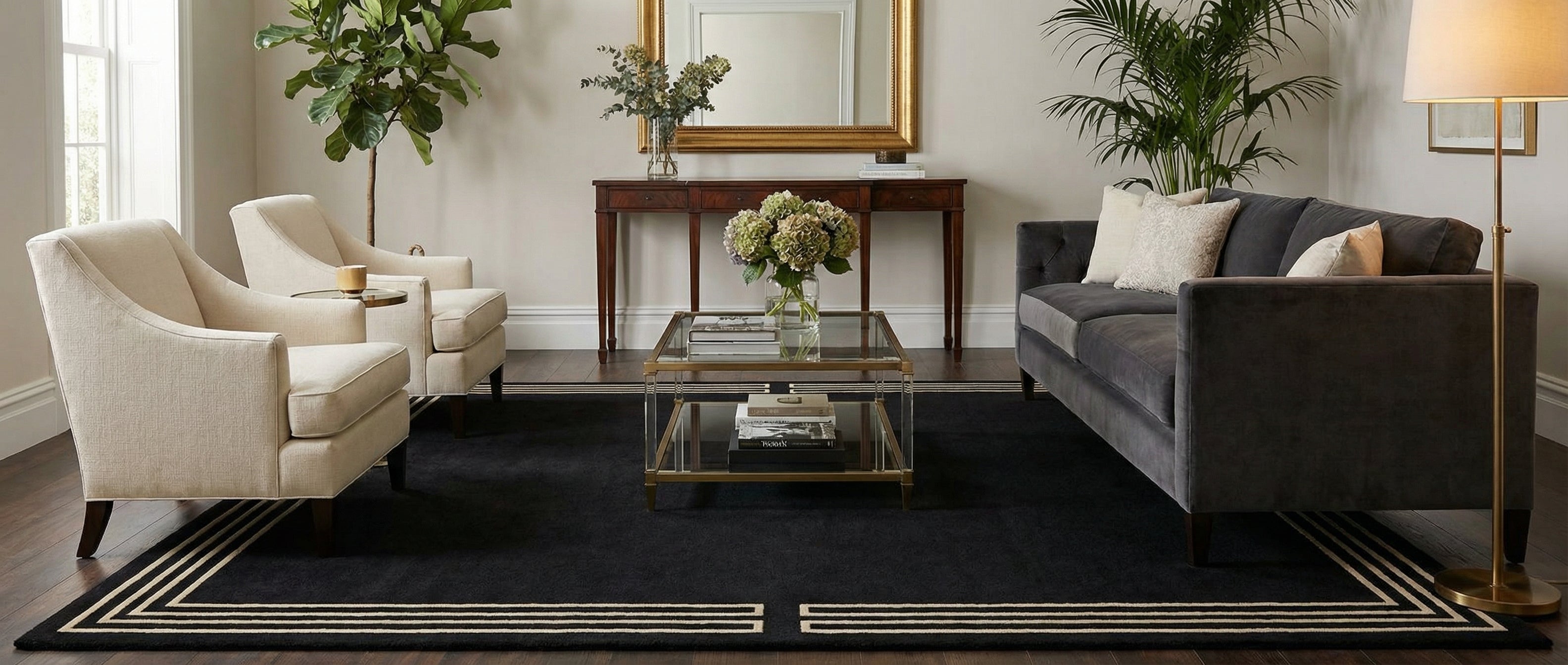 Transformation de la pièce par un tapis noir rectangulaire. Harmonie créée par les couleurs et le style