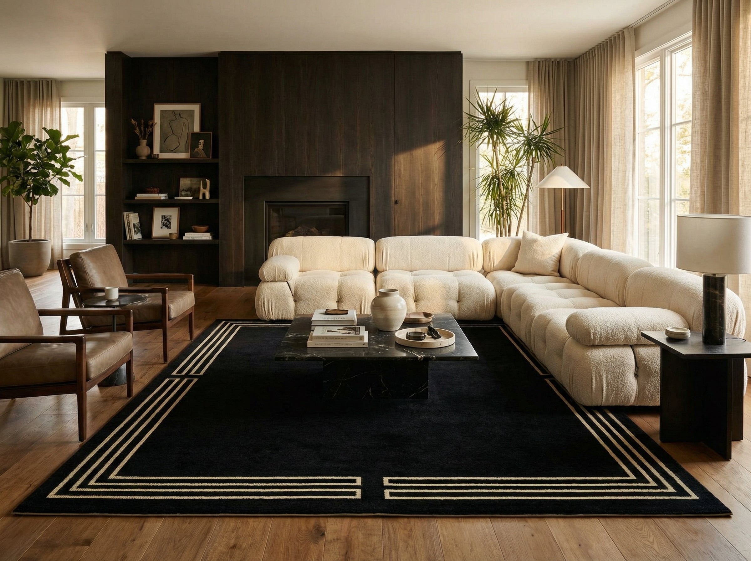 Tapis rectangulaire noir à bordures beiges dans un salon. Style déco contemporain, ambiance chaleureuse et élégante