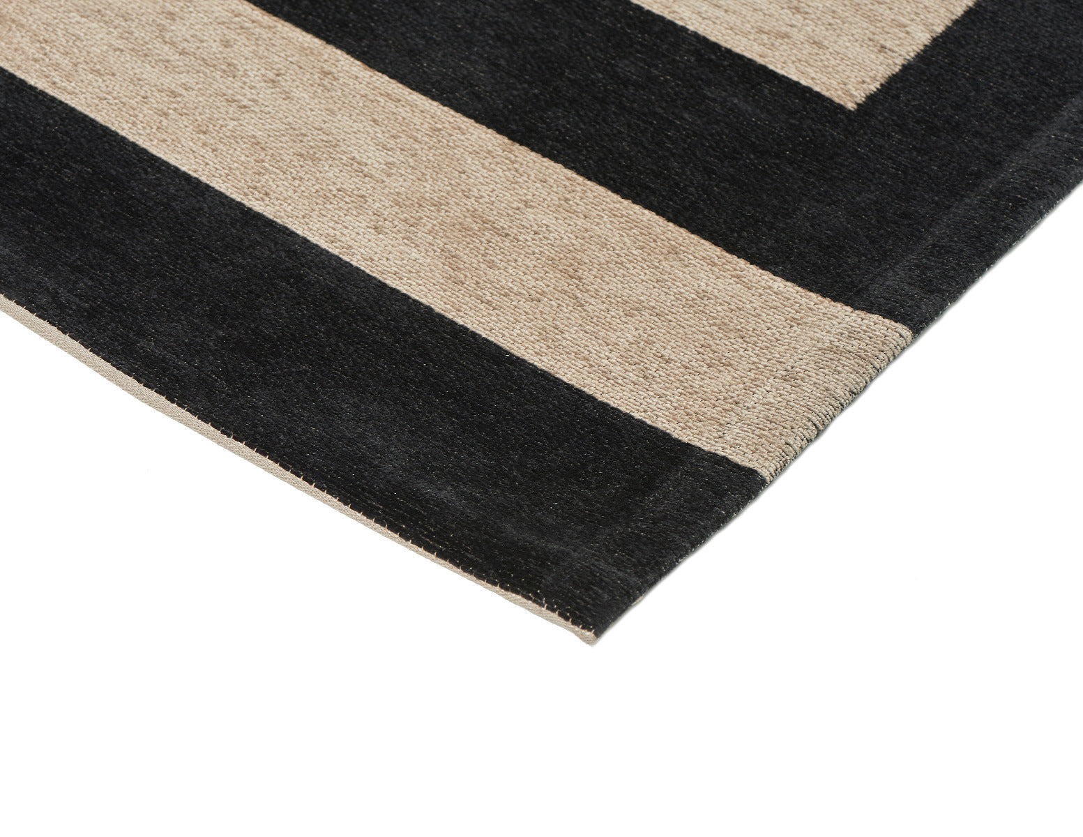 Bordure de tapis rectangulaire. Finition cousue. Noir et beige. Style moderne