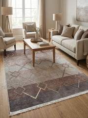 Tapis rectangulaire à motifs géométriques de carrés et lignes, en dégradé de beige, taupe et marron, avec franges claires dans un salon