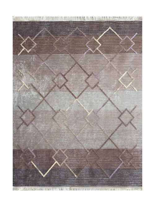 Tapis rectangulaire à franges, avec un fond dégradé rayé de teintes marron, beige et gris, orné d'un motif de losanges géométriques