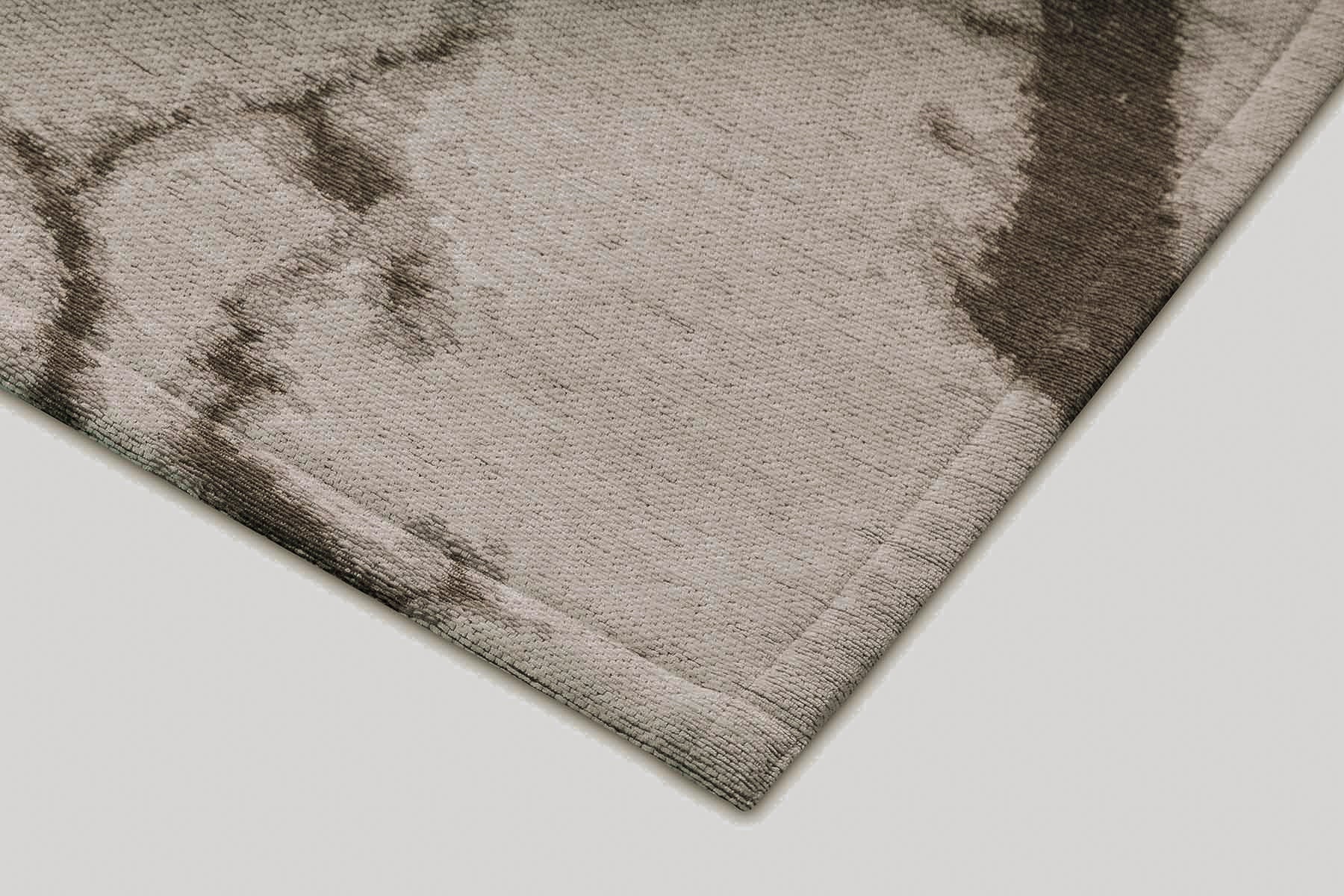 Bordure de tapis rectangulaire. Finition de qualité, couleurs gris et marron. Ambiance calme et sobre