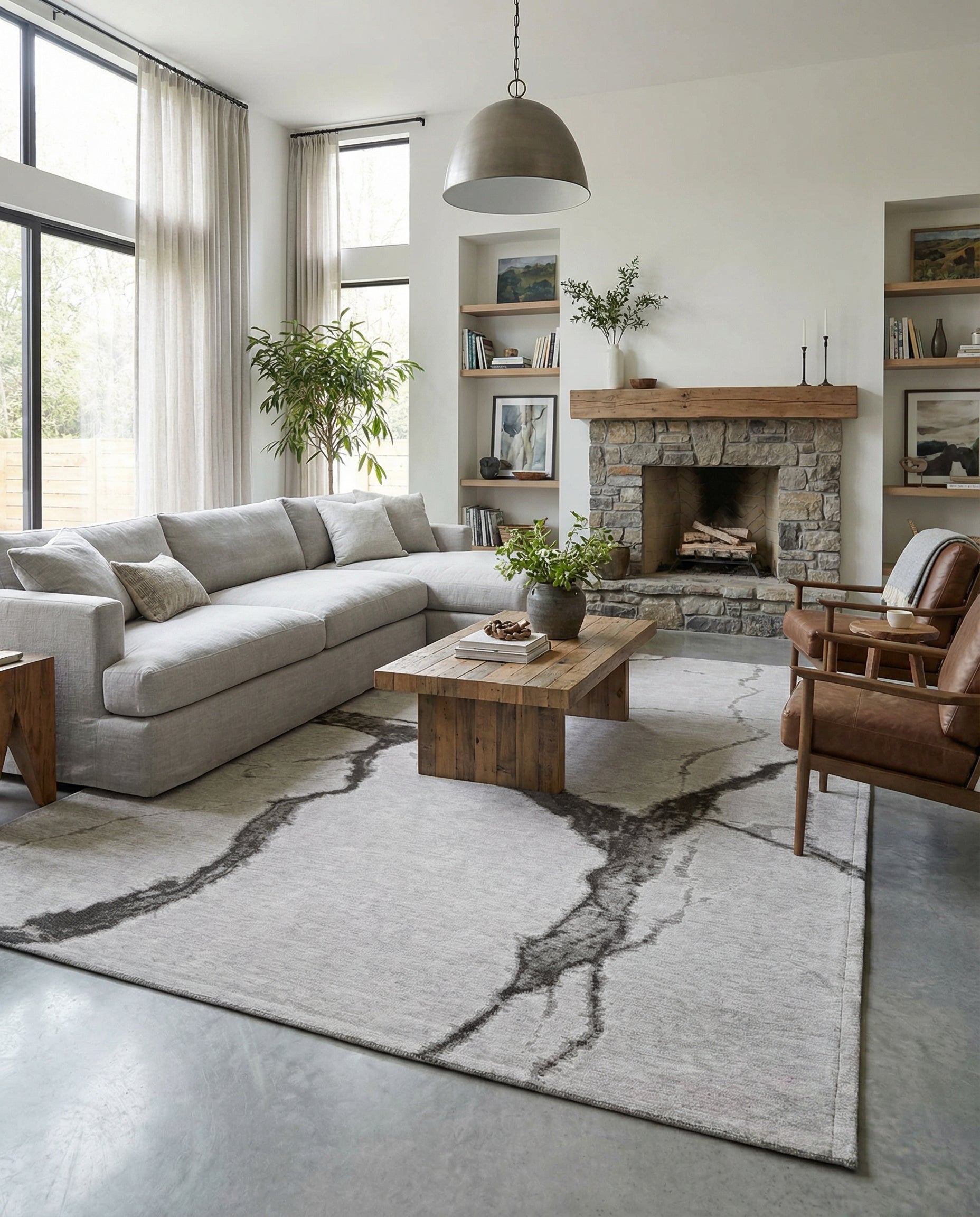 Tapis rectangulaire gris et noir dans une pièce lumineuse, ambiance chaleureuse. Le tapis ajoute de la texture et du style