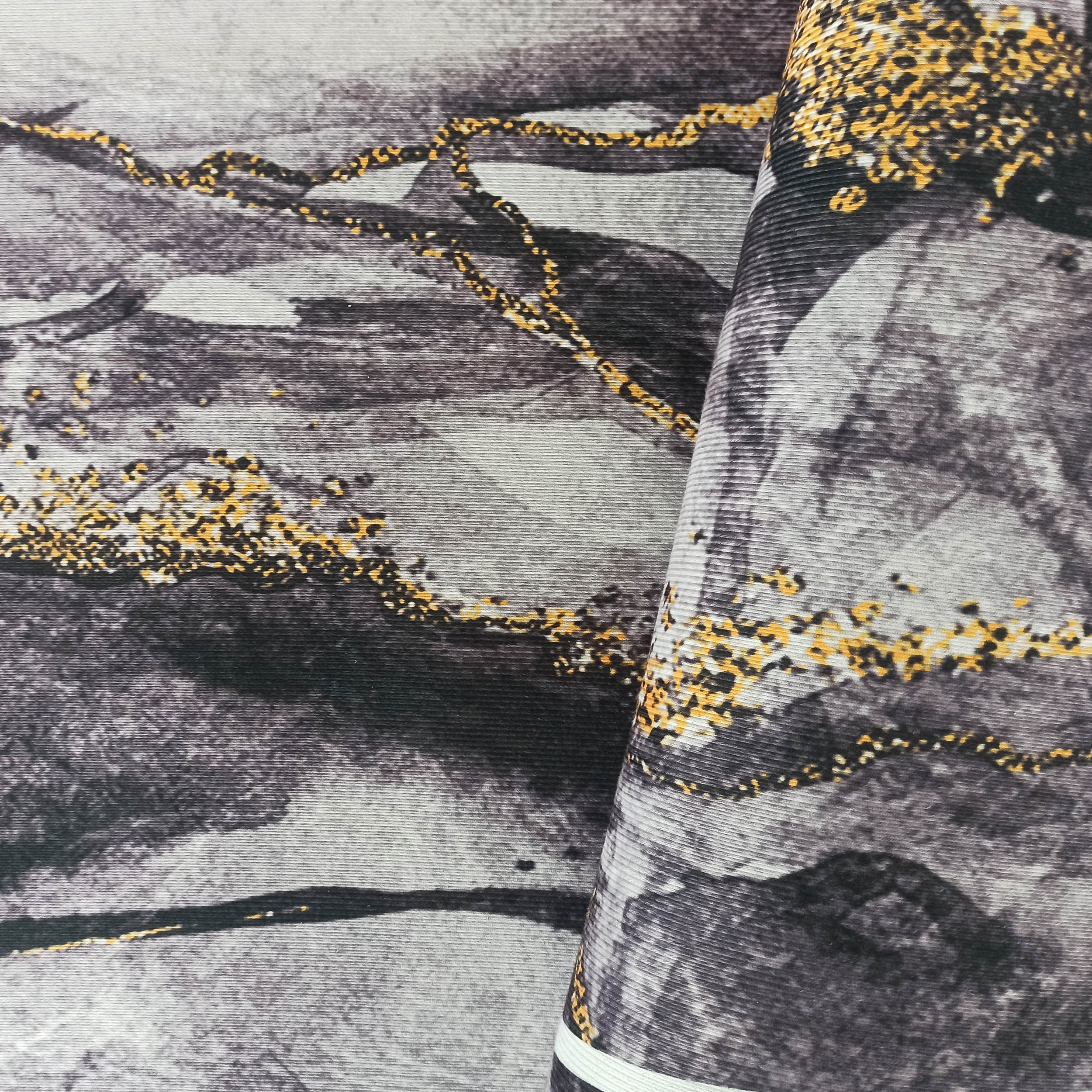 Tapis texturé à motifs abstraits gris et blancs, traversé de veines dorées comme des paillettes