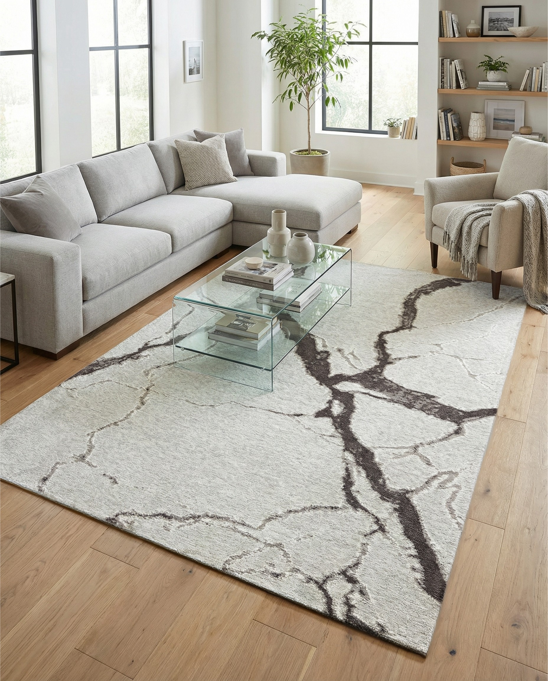 Tapis rectangulaire ivoire et marron, pièce lumineuse, ambiance chaleureuse. Le tapis ajoute de la texture et de la