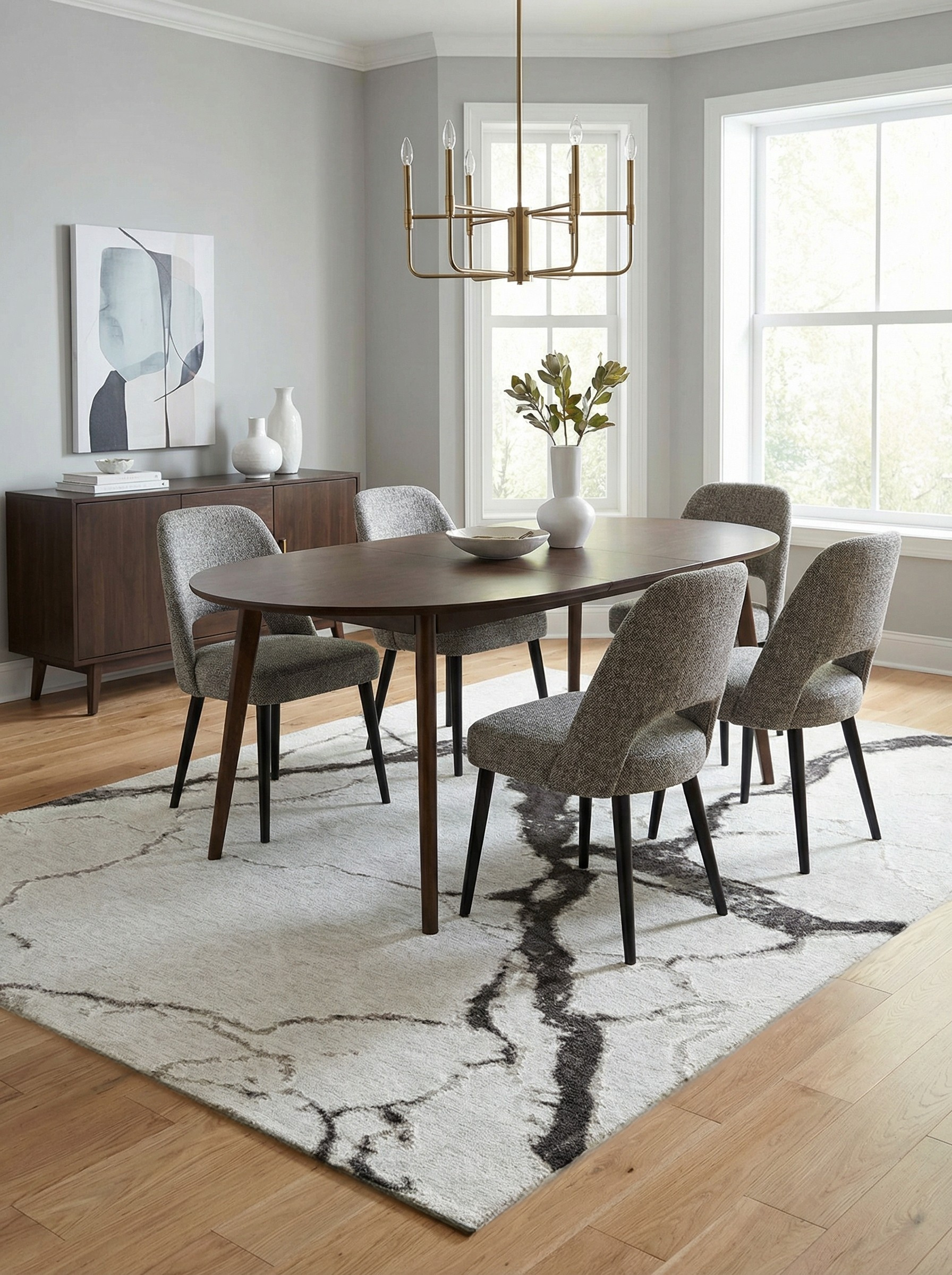 Tapis rectangulaire ivoire et noir sous une table ovale, définissant l'espace repas, ambiance conviviale